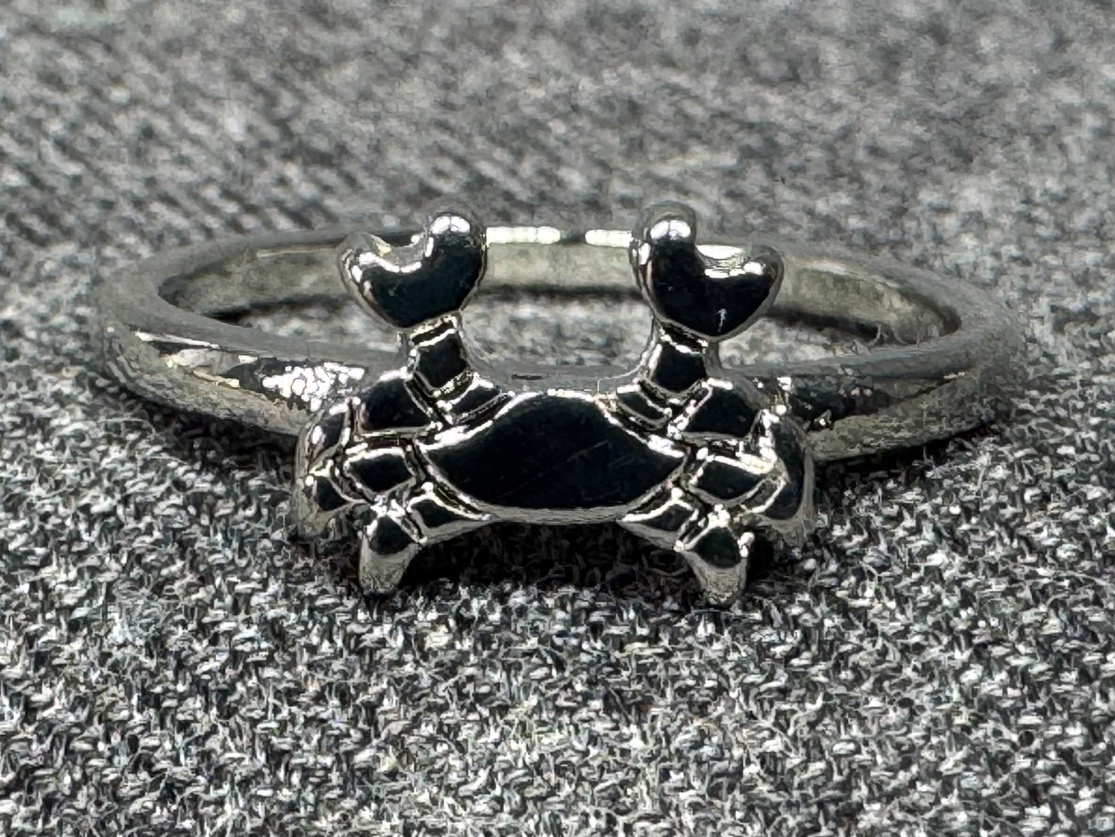 Vintage crab cancer zodiac silver-plated ring. *d: Vintage crab cancer zodiac silver-plated ring. Unmarked For measures please refer to the pictures taken with a measuring tape.Weight: 1.87 Grams IN HOUSE FLAT SHIPPING & HANDLING COST WITHIN ALL THE U