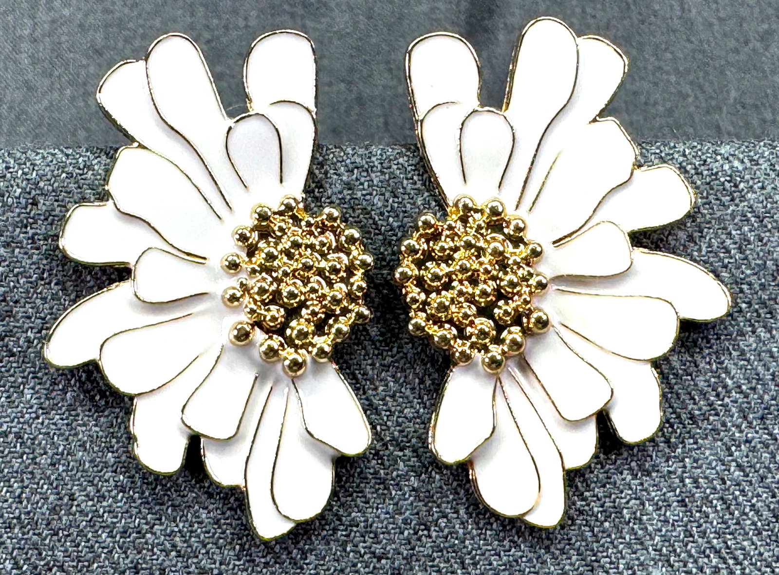 Enamel gold-toned metal oversized half daisy stud earrings. *d: Enamel gold-toned metal oversized half daisy stud earrings. Unmarked For measures please refer to the pictures taken with a measuring tape.Weight: 17 Grams IN HOUSE FLAT SHIPPING & HANDLING COST WITHI