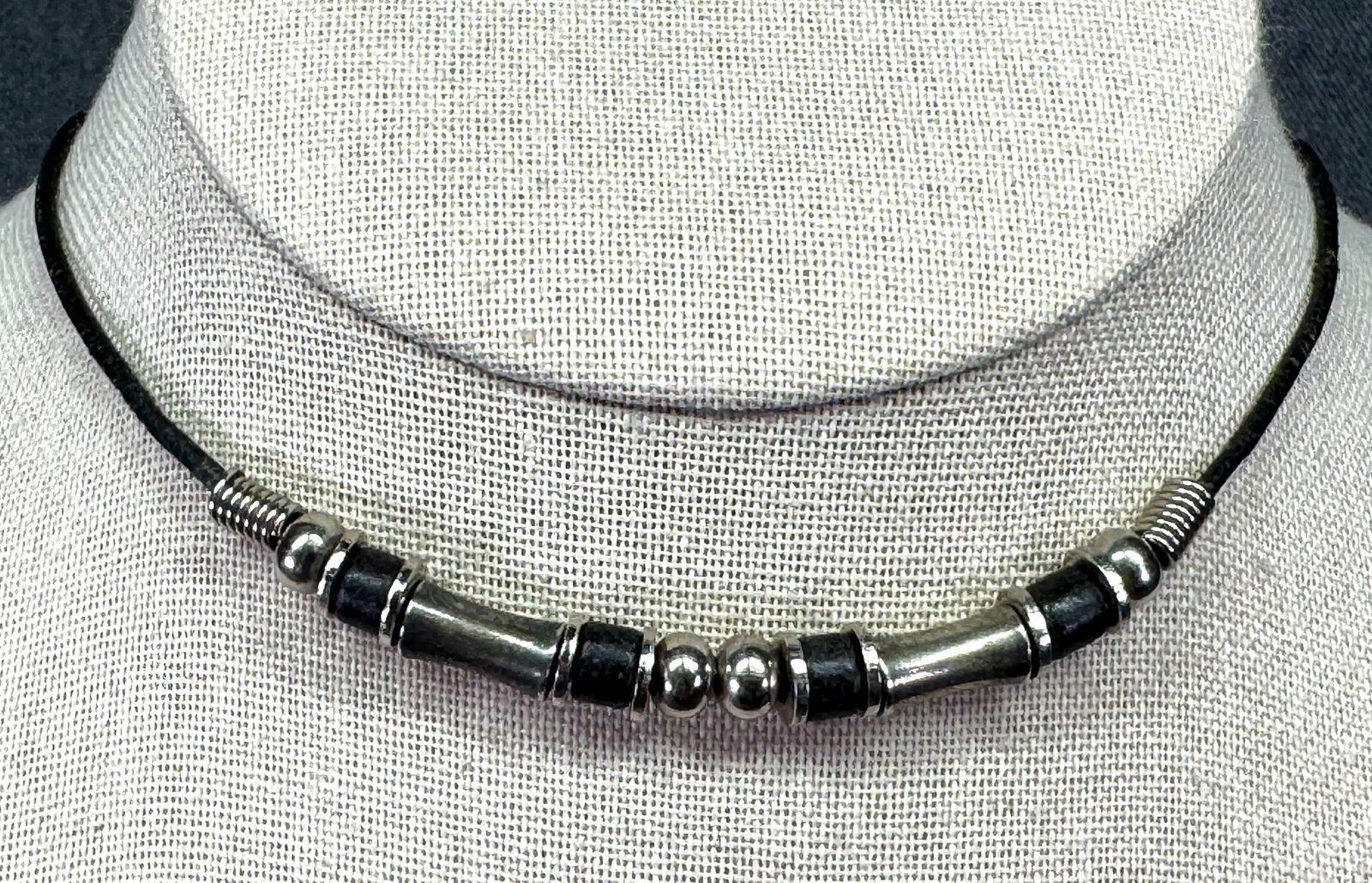 Vintage silver-toned metal & wood leads leather strap choker necklace. *d: Vintage silver-toned metal & wood leads leather strap choker necklace. Unmarked. For measures please refer to the pictures taken with a measuring tape. Weight: 7 Grams. IN HOUSE FLAT SHIPPING & HANDLI