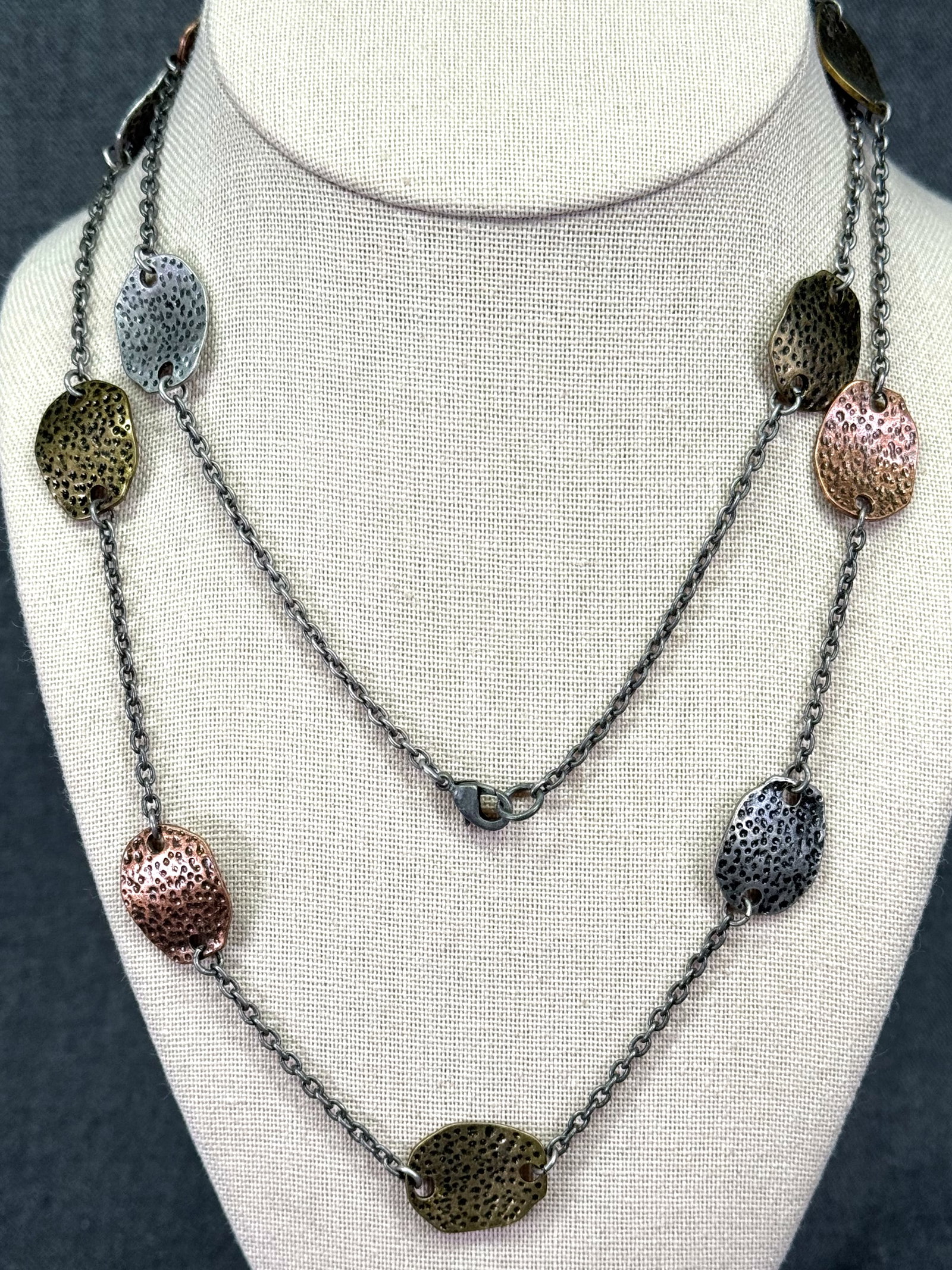 Vintage flapper style hammered colored metal chain station necklace. *d: Vintage flapper style hammered colored metal chain station necklace. Unmarked. For measures please refer to the pictures taken with a measuring tape. Weight: 46 Grams. IN HOUSE FLAT SHIPPING & HANDLIN