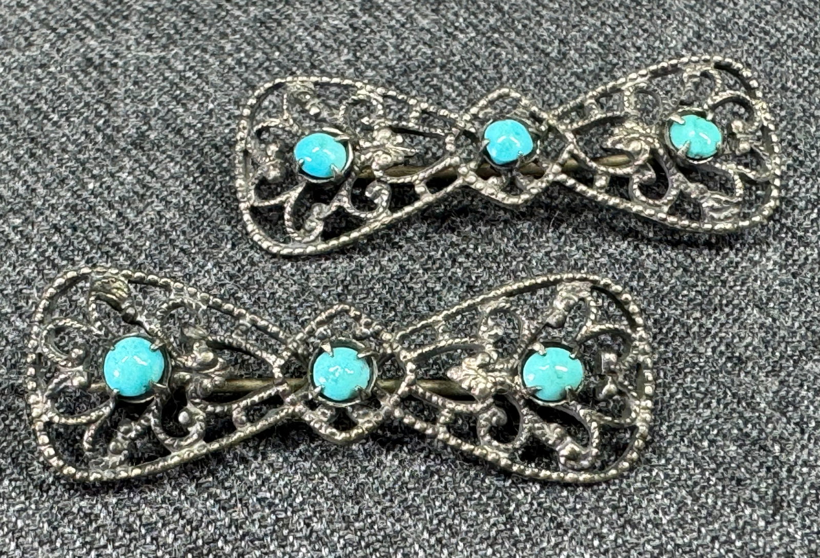Vintage China Export Turquoise Filigree Silvertone Bow Shaped Pin Brooches. Lot of 2: IN HOUSE FLAT SHIPPING & HANDLING COST WITHIN ALL THE U.S. : $7 To bypass LiveShipping, and use our In-House shipping service for $7 or shipping combined for multiple lots, please select “Arrange Yo