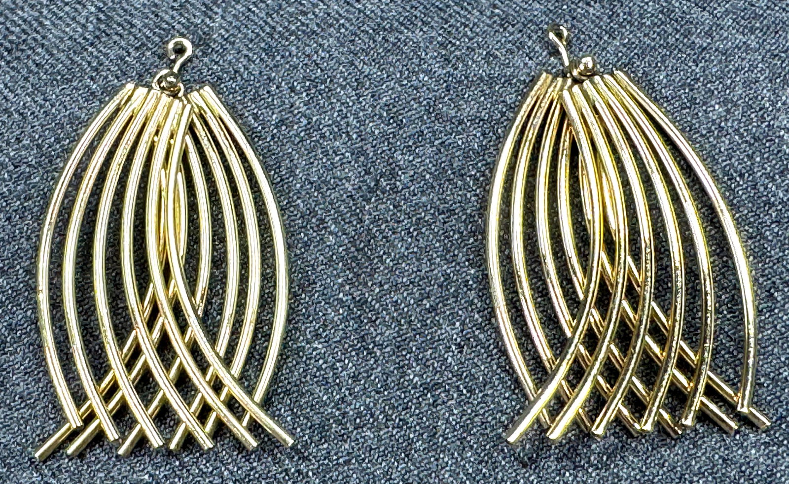 Vintage waterfall solid 14K yellow gold dangles for earrings or pendants: Vintage waterfall solid 14K yellow gold dangles for earrings or pendants. Dangles only, ear wires are not included. Unmarked. br> For measures please refer to the pictures taken with a measuring tape.