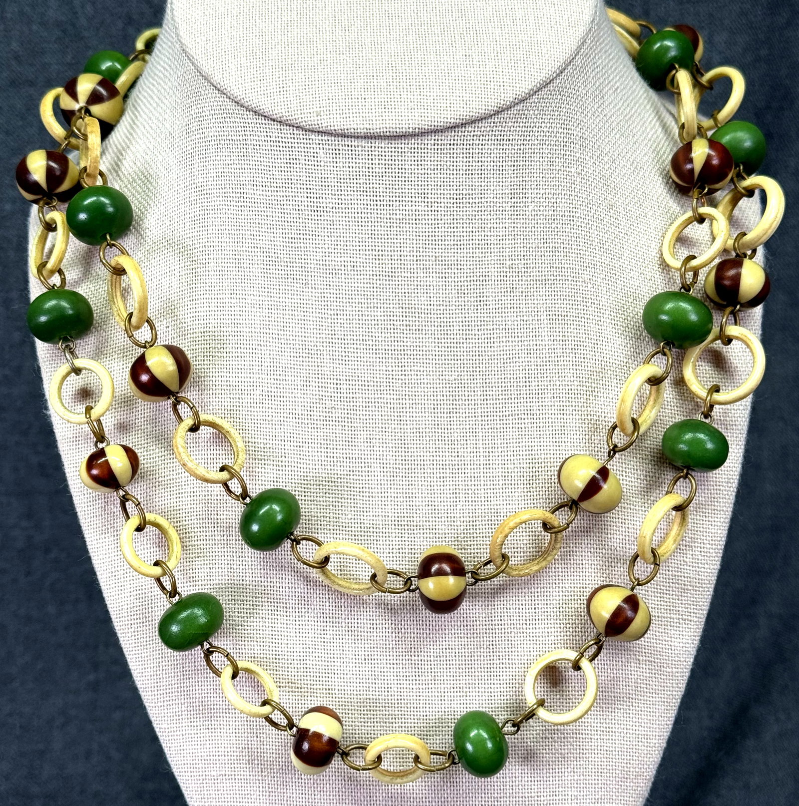 Vintage art deco flapper dye galalith wired beads necklace *c: Vintage art deco flapper wired dye galalith beads & bone ring necklace.Unmarked For measures please refer to the pictures taken with a measuring tape. Weight: 53 Grams. IN HOUSE FLAT SHIPPING & HANDLI