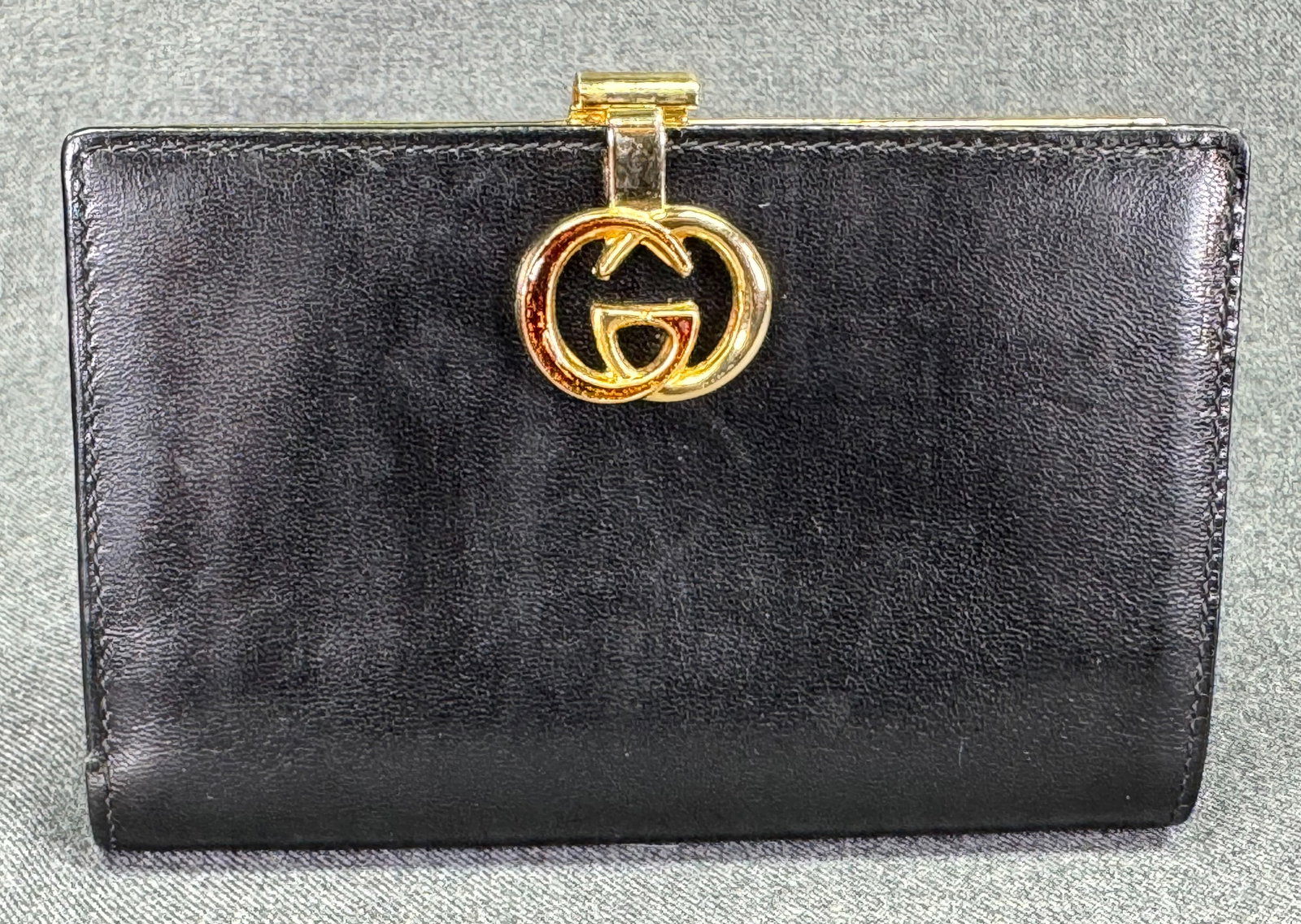 Vintage Gucci enamel logo clasp black leather bifold wallet (1 of 17)