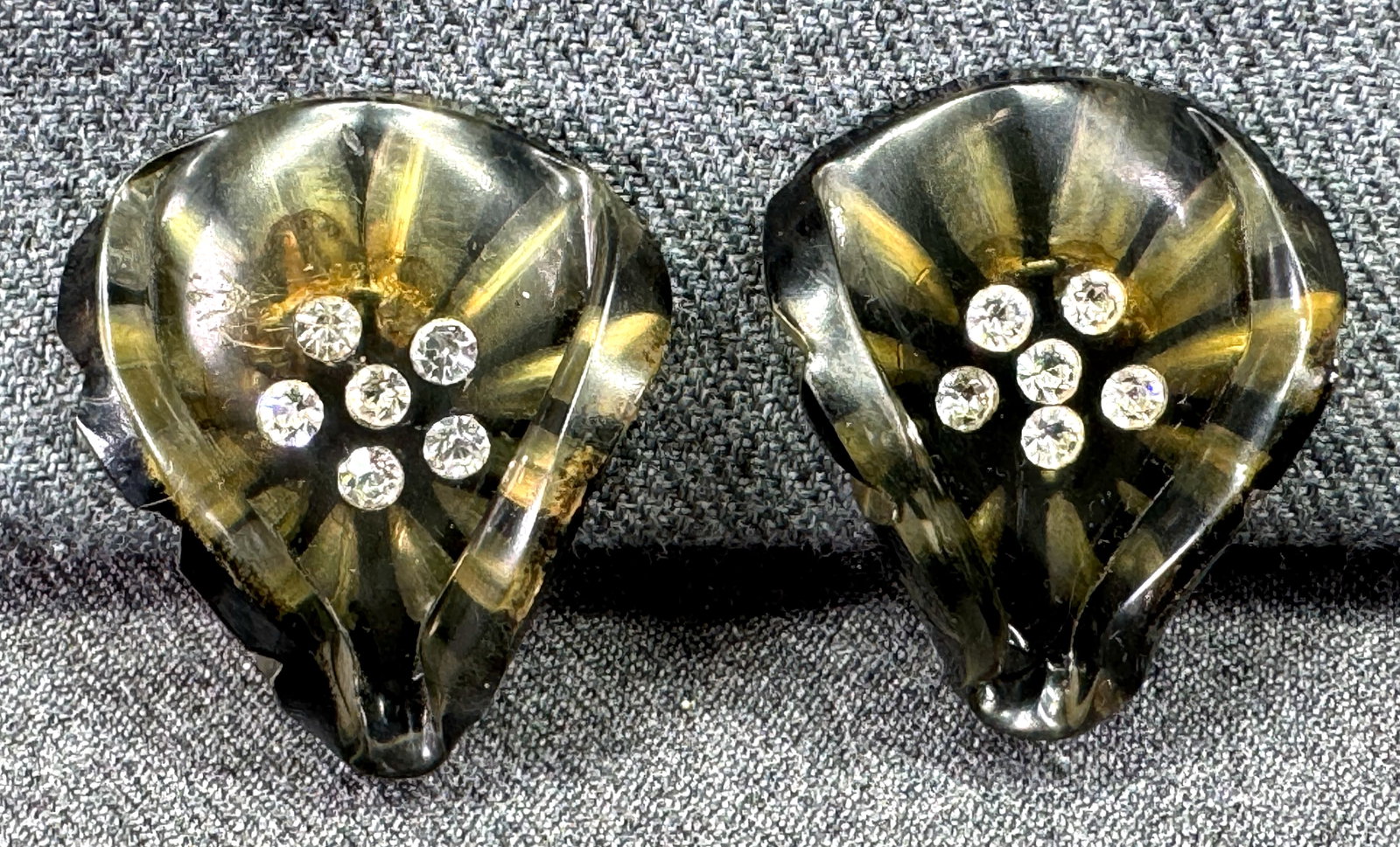 Vintage encrusted rhinestones enamel & carved lucite earrings. *c: Vintage encrusted clear rhinestones reversed black enamel & carved apple juice lucite clip earrings. Unmarked. For measures please refer to the pictures taken with a measuring tape. Weight: 12 Grams I