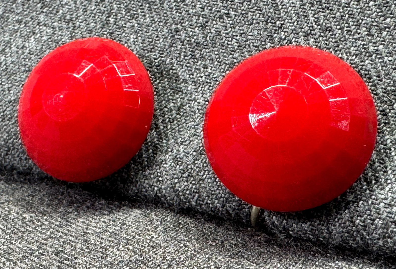 Vintage Dalshein faceted red plastic bead clip on earrings #a: Vintage Dalshein faceted red plastic bead clip on earrings. Marked. For measures please refer to the pictures taken with a measuring tape. Weight: 9 Grams. IN HOUSE FLAT SHIPPING & HANDLING COST WITHI