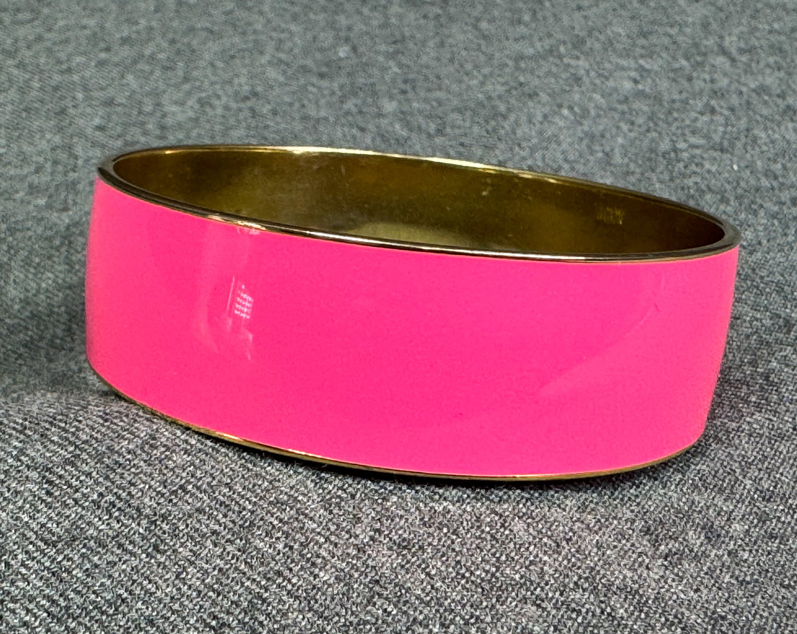 Vintage J Crew fuchsia enamel goldton metal bracelet bangle: IN HOUSE FLAT SHIPPING & HANDLING COST WITHIN ALL THE U.S. : $7 To bypass LiveShipping, and use our In-House shipping service for $7 or shipping combined for multiple lots, please select “Arrange Yo