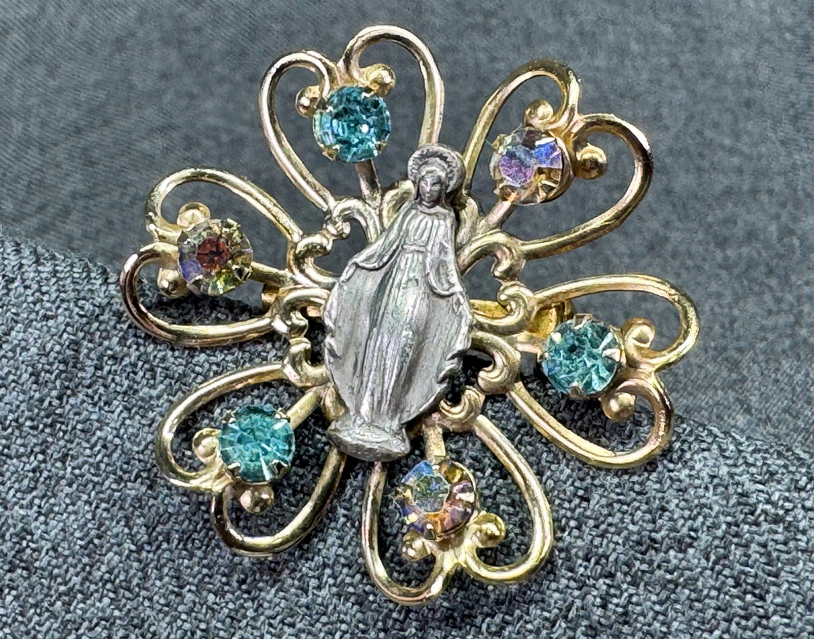 Vintage Our Lady jeweled gold-toned flower brooch pin. *c: Vintage Our Lady jeweled gold-toned flower brooch pin. Unmarked. For measures please refer to the pictures taken with a measuring tape. Weight: 6 Grams. IN HOUSE FLAT SHIPPING & HANDLING COST WITHIN A