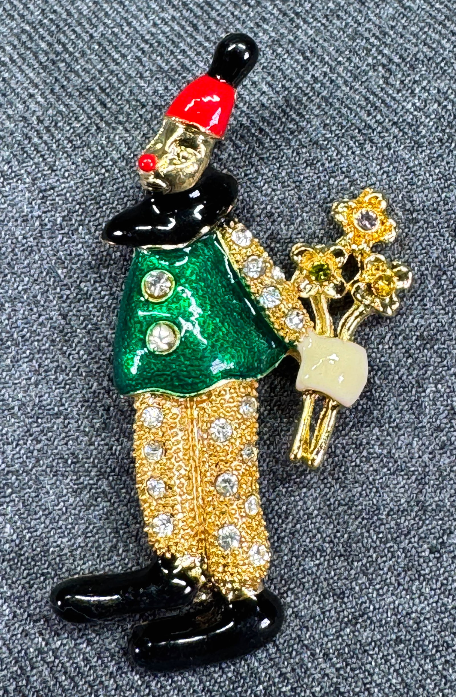 Vintage clear crystals enamel gold-toned clown brooch pin: IN HOUSE FLAT SHIPPING & HANDLING COST WITHIN ALL THE U.S. : $7 To bypass LiveShipping, and use our In-House shipping service for $7 or shipping combined for multiple lots, please select “Arrange Yo