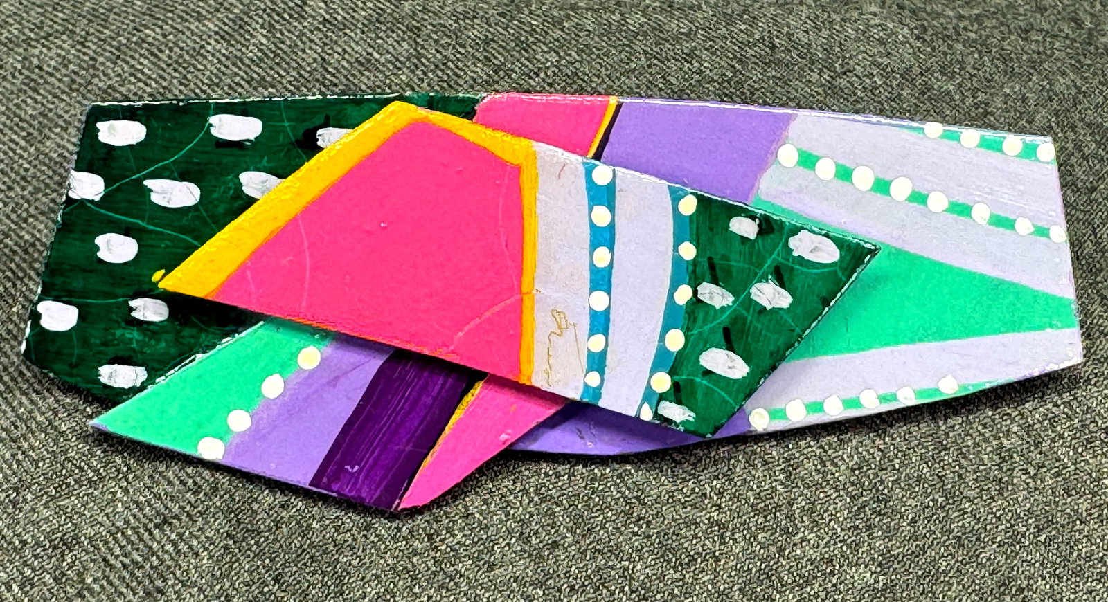 Vintage Adrienne Pletka artsy hand painted cardboard abstract collage brooch pin *a: Vintage Adrienne Pletka artsy hand painted cardboard abstract collage brooch pin . Signed. For measures please refer to the pictures taken with a measuring tape. Weight: 11 Grams. IN HOUSE FLAT SHIPPI