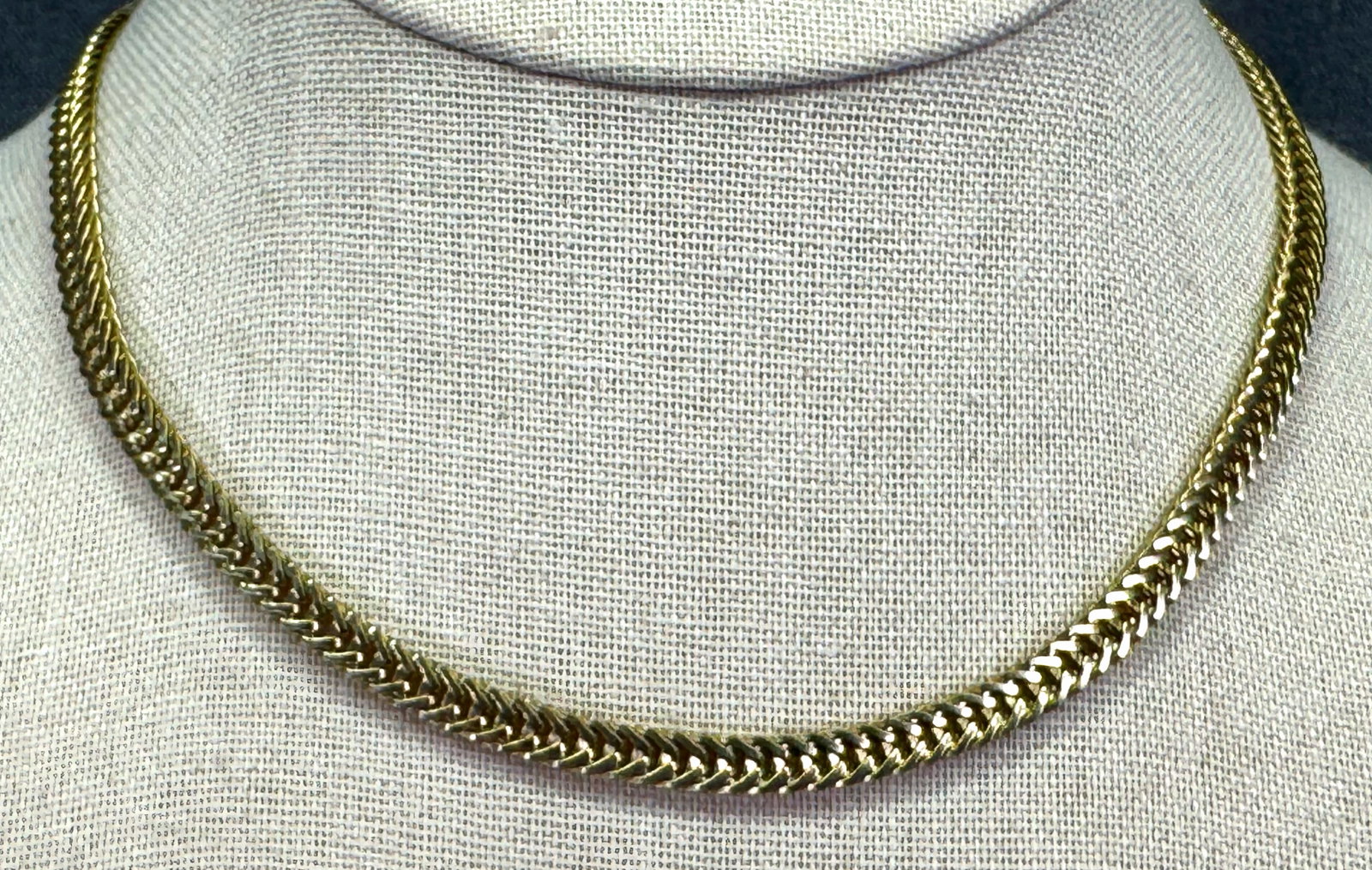Vintage gold-toned franco box link chain necklace *c: Vintage gold-toned franco box link chain necklace . Unmarked. For measures please refer to the pictures taken with a measuring tape. Weight: 16 Grams. IN HOUSE FLAT SHIPPING & HANDLING COST WITHIN ALL