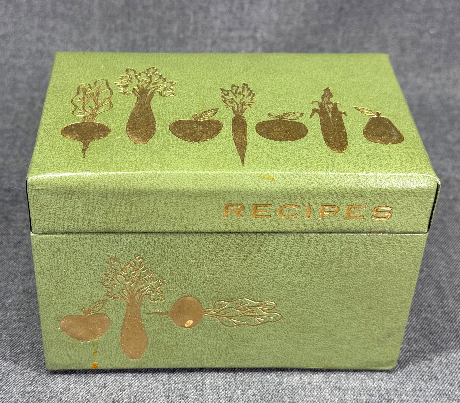 Vintage lined in vinyl recipes box. With dividers and recipes: IN HOUSE FLAT SHIPPING & HANDLING COST WITHIN ALL THE U.S. : $10 To bypass LiveShipping, and use our In-House shipping service for $10 or shipping combined for multiple lots, please select “Arrange 
