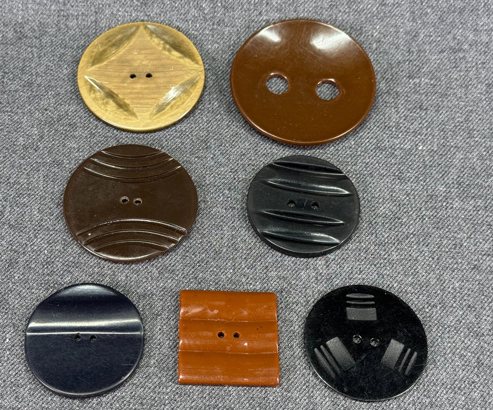 Vintage assorted celluloid buttons. Lot of 7 (1 of 4)