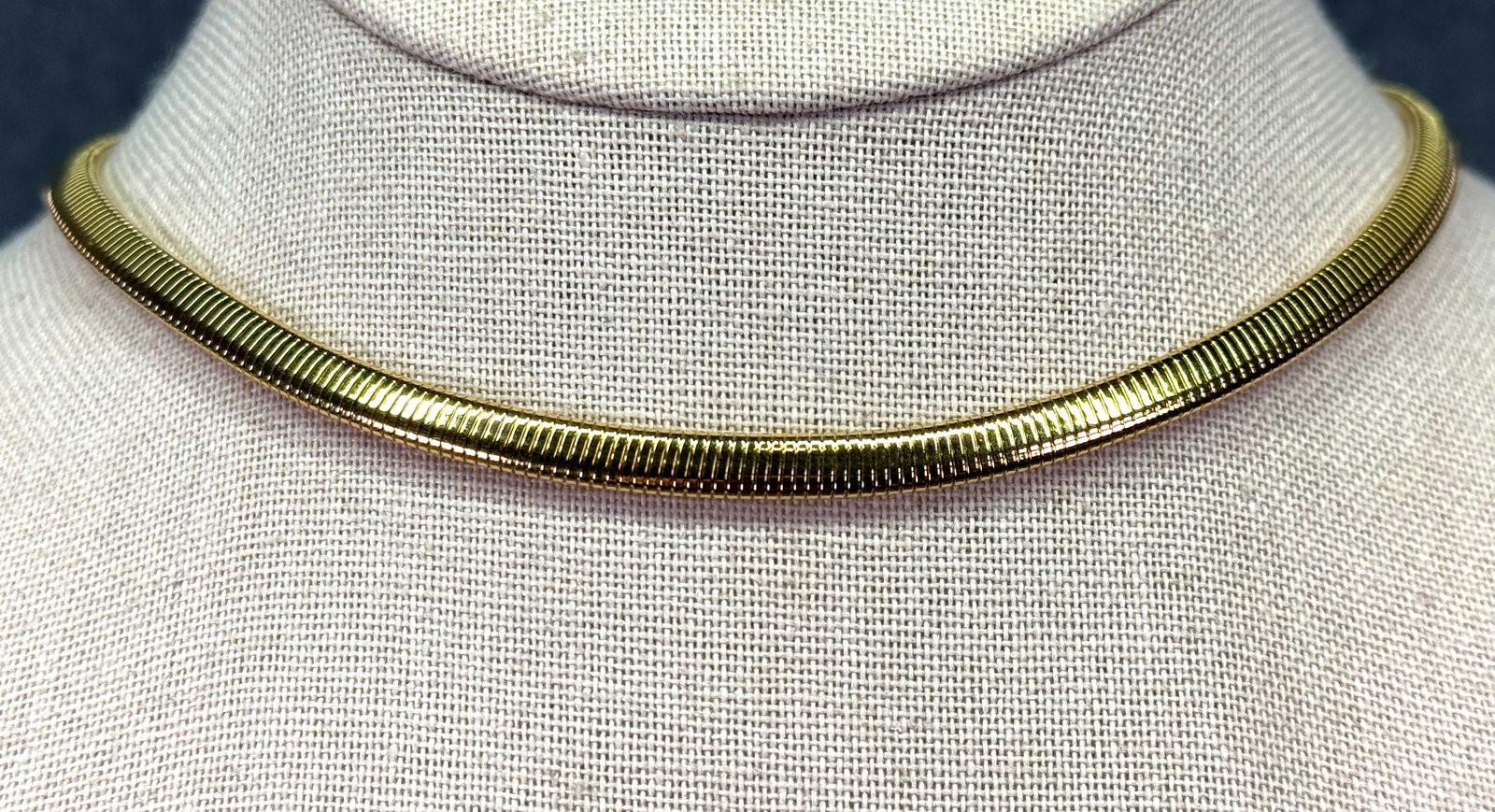 Vintage omega chain collar necklace. gold-toned *e: Vintage omega chain collar necklace. gold-toned Unmarked. For measures please refer to the pictures that were taken with a measuring tape. Weight: 18 Grams. IN HOUSE FLAT SHIPPING & HANDLING COST WITH