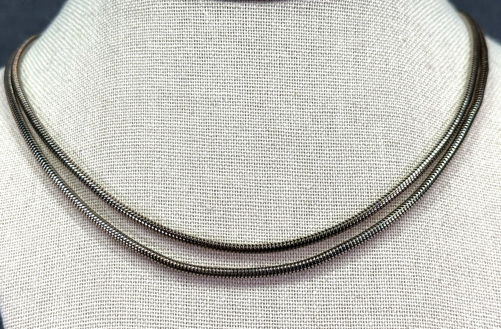 Vintage snake chain necklace. Silver-toned. *e: Vintage snake chain necklace. Silver-toned. Unmarked. For measures please refer to the pictures that were taken with a measuring tape. Weight: 18 Grams. IN HOUSE FLAT SHIPPING & HANDLING COST WITHIN A