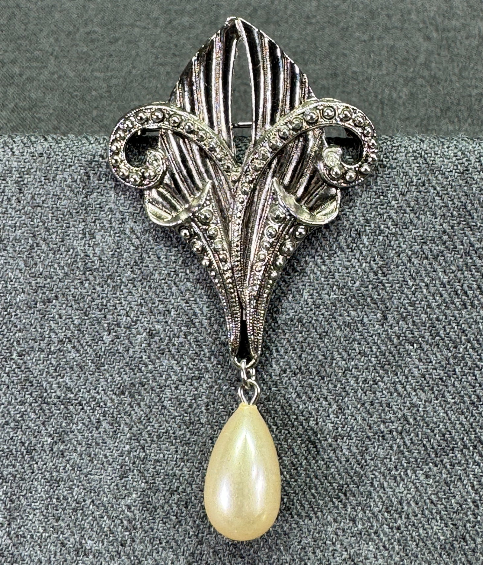Vintage art deco style floral with pearly teardrop brooch pin. Silver-toned. *e: Vintage art deco style floral with pearly teardrop brooch pin. Silver-toned. Unmarked. For measures please refer to the pictures that were taken with a measuring tape. Weight: 17 Grams. IN HOUSE FLAT 