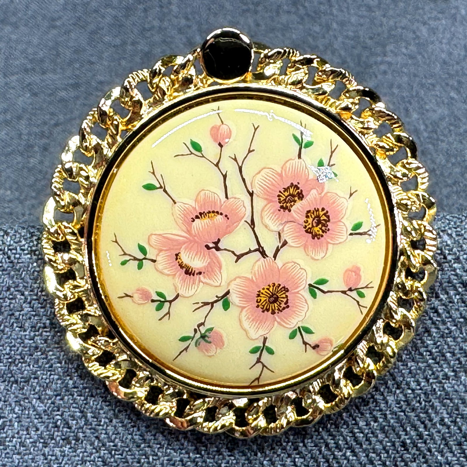Vintage blossom floral plaque pin brooch. Gold-toned, resin. *e: Vintage blossom floral plaque pin brooch. Gold-toned, resin. Unmarked. For measures please refer to the pictures that were taken with a measuring tape. Weight: 17 Grams. IN HOUSE FLAT SHIPPING & HANDL