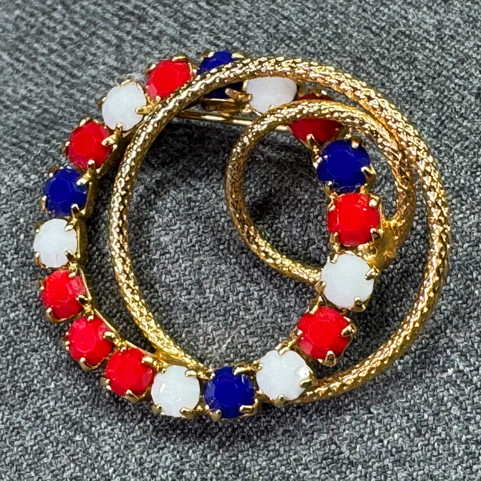Vintage Patriotic crystals brooch pin. Gold-toned . *e: Vintage Patriotic crystals brooch pin. Gold-toned . Unmarked. For measures please refer to the pictures that were taken with a measuring tape. Weight: 8 Grams. IN HOUSE FLAT SHIPPING & HANDLING COST W