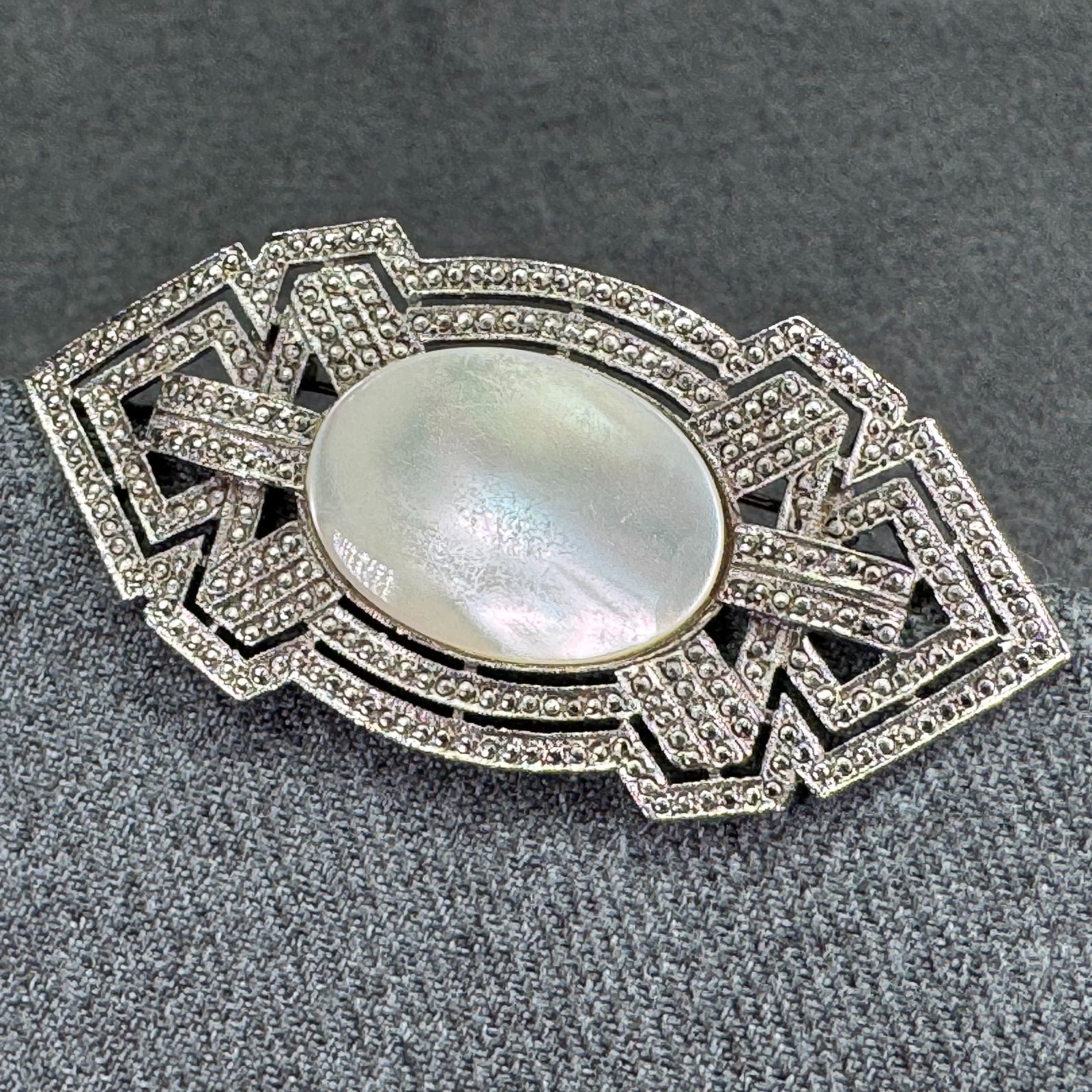 Vintage art deco style mother of pearl brooch pin. Textured silver-toned . *e: Vintage art deco style mother of pearl brooch pin. Textured silver-toned . Unmarked. For measures please refer to the pictures that were taken with a measuring tape. Weight: 12Grams. IN HOUSE FLAT SHI