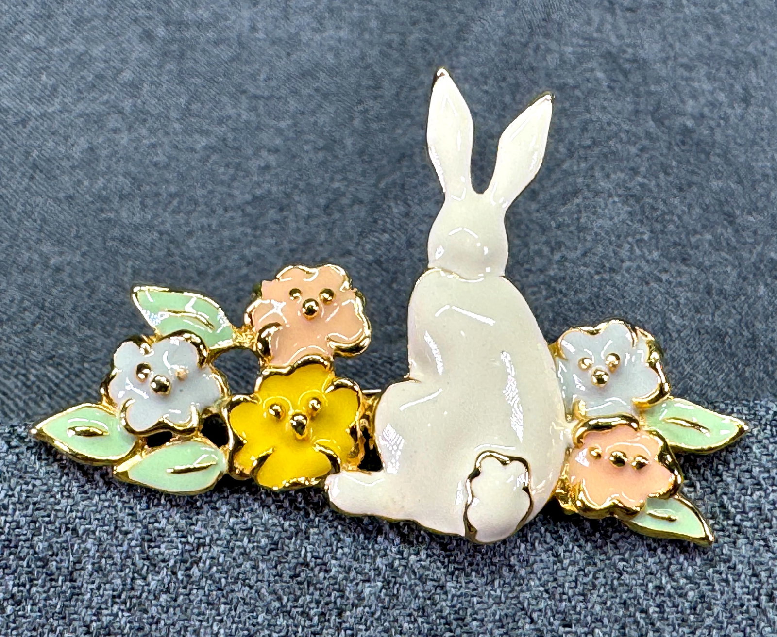 Vintage Spring Bunny Brooch Pin. Color enamel, Gold-toned. *e: Vintage Spring Bunny Brooch Pin. Color enamel, Gold-toned.Unmarked. For measures please refer to the pictures that were taken with a measuring tape. Weight: 16 Grams. IN HOUSE FLAT SHIPPING & HANDLING