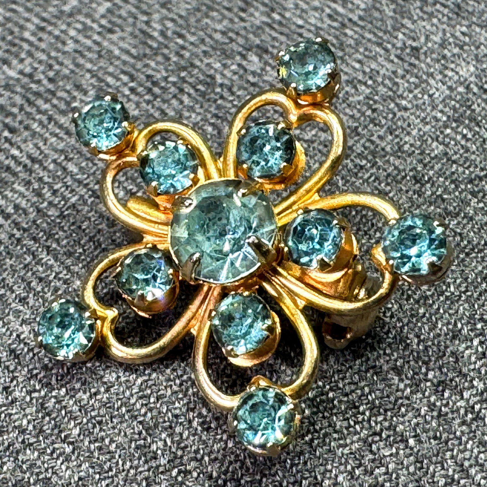 Vintage starburst aqua crystals brooch pin. Gold-toned. *e: Vintage starburst aqua crystals brooch pin. Gold-toned. Unmarked . For measures please refer to the pictures that were taken with a measuring tape. Weight: 3 Grams. IN HOUSE FLAT SHIPPING & HANDLING C