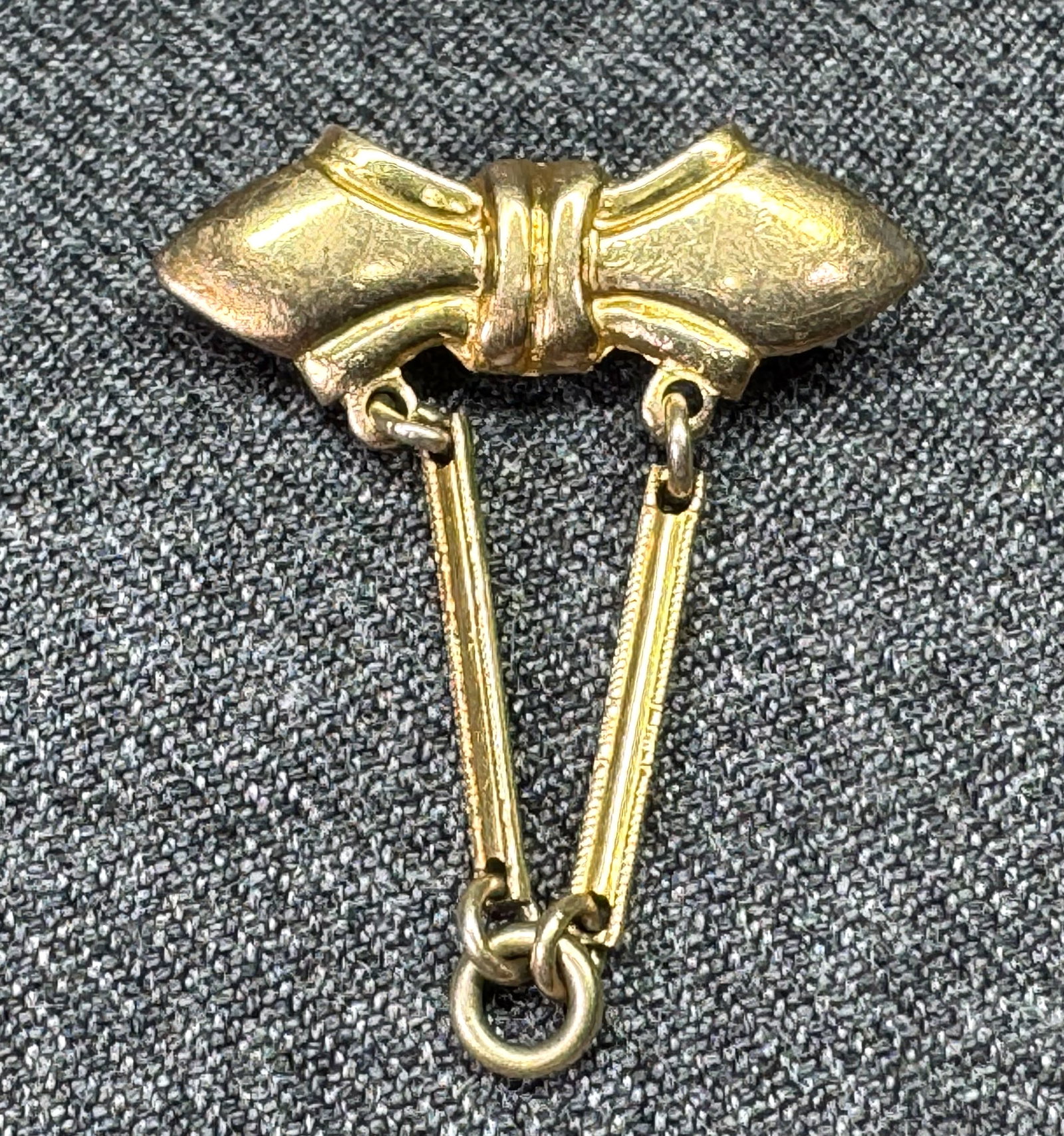 Vintage bow pin with bar & ring for a pendant / charm. Gold-toned. *e: Vintage bow pin with bar & ring for a pendant / charm. Gold-toned. Unmarked . For measures please refer to the pictures that were taken with a measuring tape. Weight: 2 Grams. IN HOUSE FLAT SHIPPING &