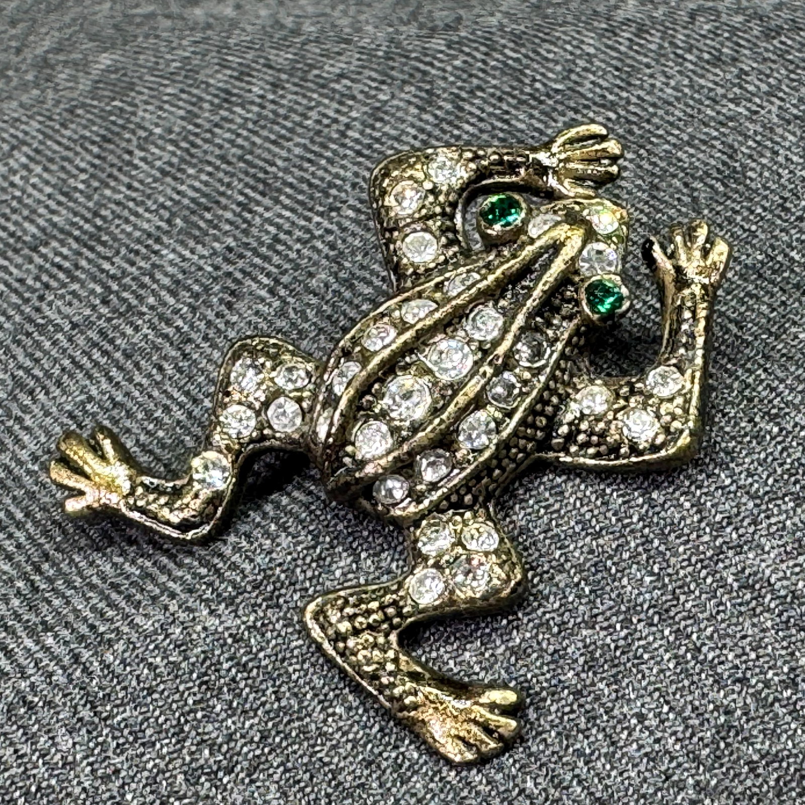 Vintage crystals frog brooch pin. Bronze color metal. *e: Vintage crystals frog brooch pin. Bronze color metal. Unmarked. For measures please refer to the pictures that were taken with a measuring tape. Weight: 14 Grams. IN HOUSE FLAT SHIPPING & HANDLING COS