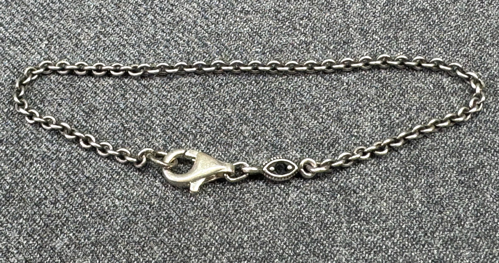 Vintage black crystal sterling silver chain bracelet *B: Vintage black crystal sterling silver chain bracelet. Marked 925 on clasp. For measures please refer to the pictures taken with a measuring tape. Weight: 2.37 Grams. IN HOUSE FLAT SHIPPING & HANDLING 