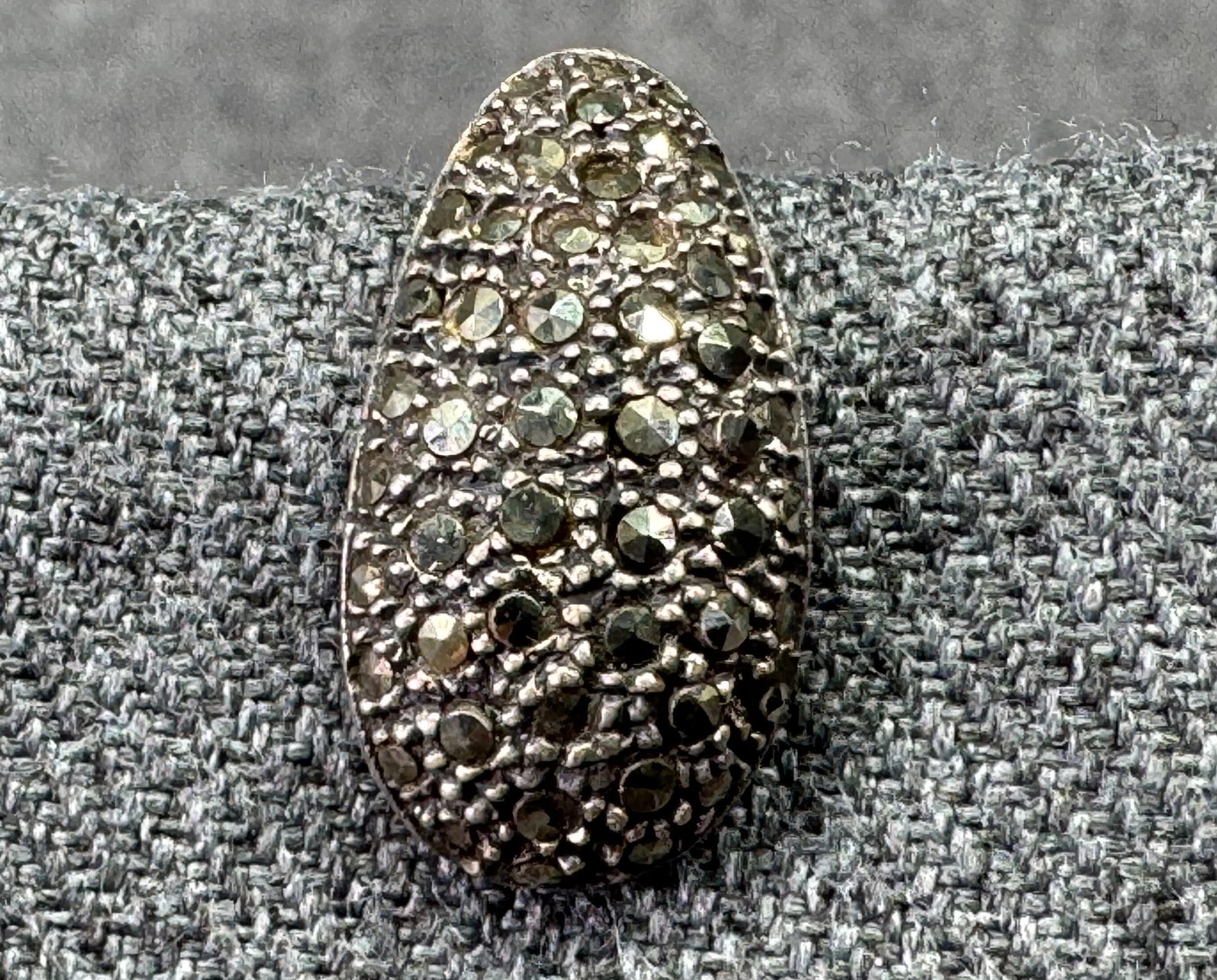 Vintage art deco style marcasites sterling silver single stud earring. #B: Vintage art deco style marcasites sterling silver single stud earring. Marked 925. < For measures please refer to the pictures taken with a measuring tape. Weight: 2.30 Grams. IN HOUSE FLAT SHIPPING &