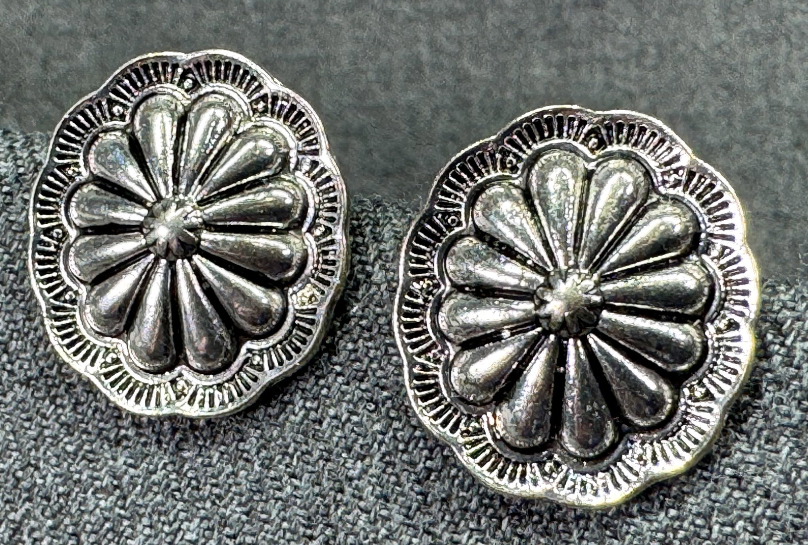 Silver-toned metal concho stud earrings: Silver-toned metal concho stud earrings. Unmarked. For measures please refer to the pictures taken with a measuring tape. Weight: 7 Grams. IN HOUSE FLAT SHIPPING & HANDLING COST WITHIN ALL THE U.S. : 