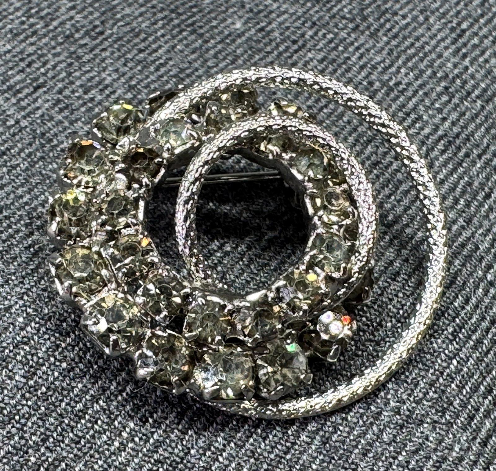 Vintage gray crystals silver-toned brooch pin: IN HOUSE FLAT SHIPPING & HANDLING COST WITHIN ALL THE U.S. : 7 To bypass LiveShipping, and use our In-House shipping service for 7 or shipping combined for multiple lots, plase select “Arrange Your 