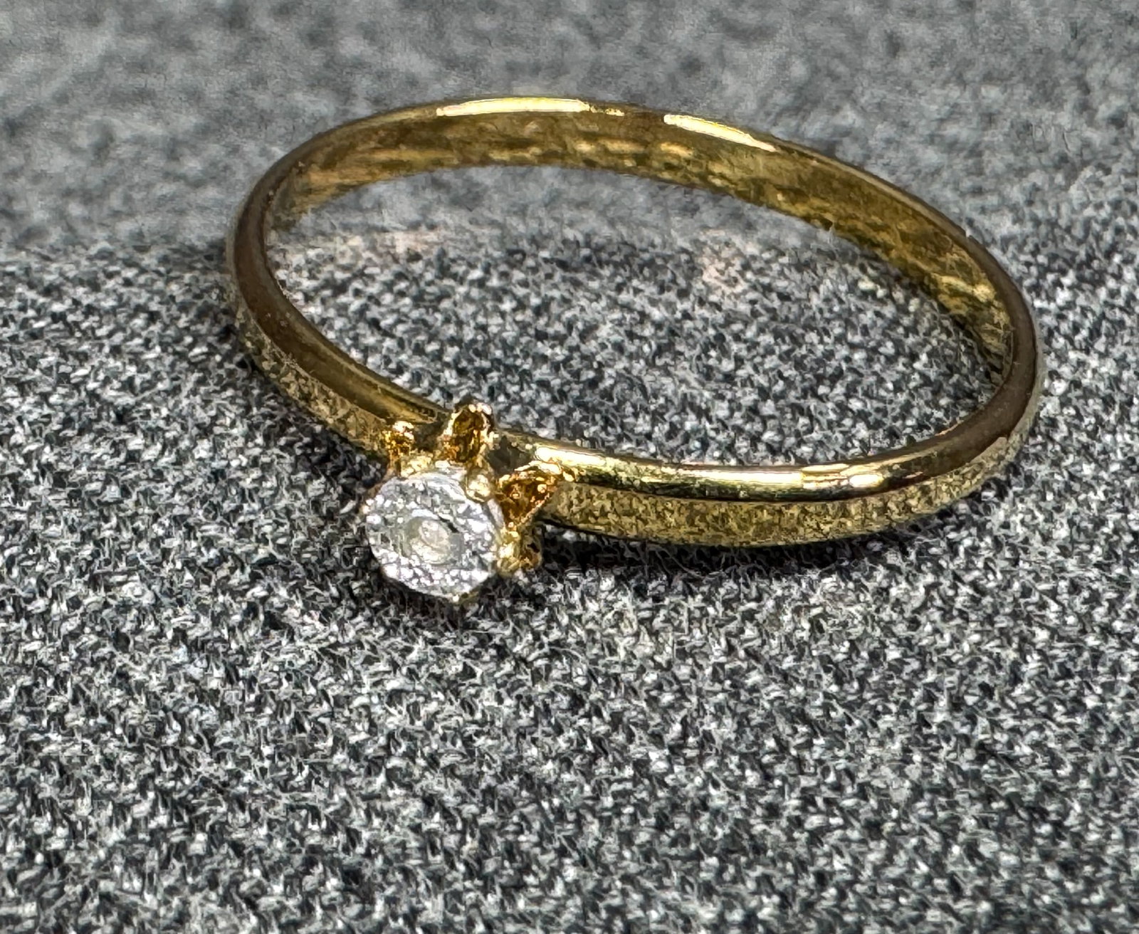 Vintage diamond dust style flower goldtone metal ring (1 of 5)