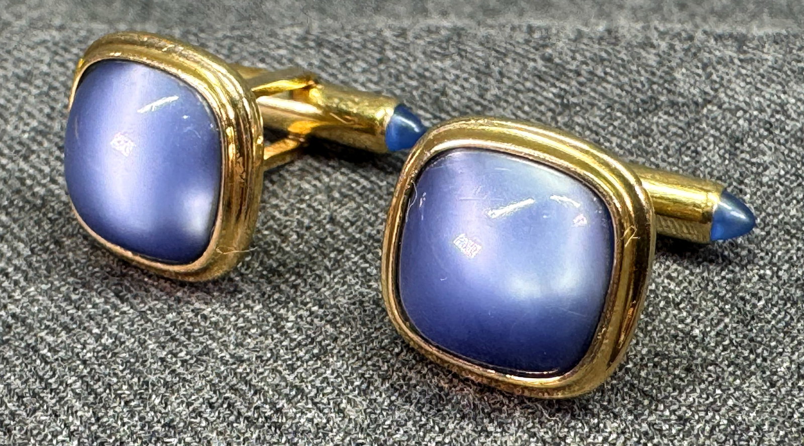Vintage Krementz Cufflinks. Gold-filled Blue Lucite Cabochons *b: Vintage Krementz Cufflinks. Gold-filled Blue Lucite Cabochons . Marked . For measures please refer to the pictures taken with a measuring tape. Weight: 7 Grams. IN HOUSE FLAT SHIPPING & HANDLING COST 