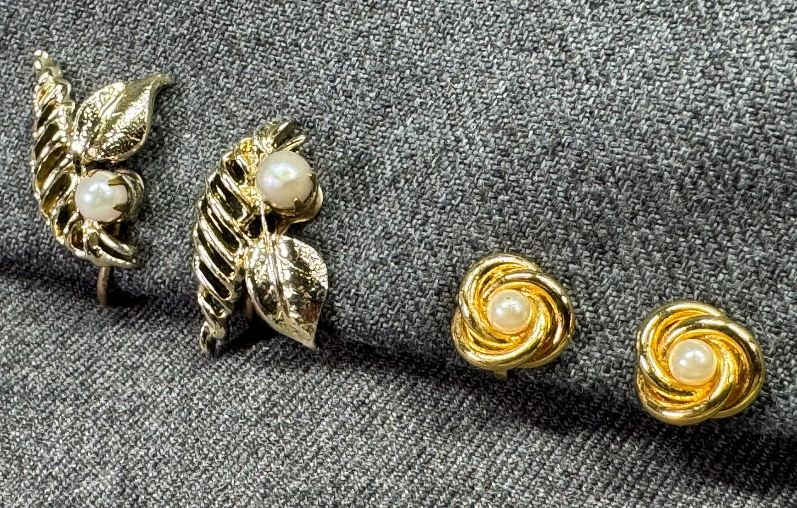 Vintage assorted pearly bead gold-toned clip earrings. Lot of 2 (1 of 4)