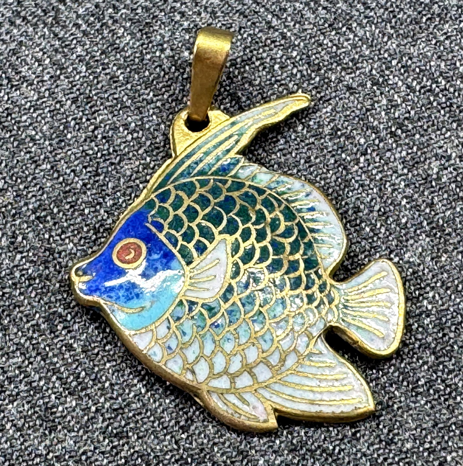 Vintage Chinese Cloisonné Enamel Fish Pendant Charm. Double-Sided Puffy Angelfish. *f: Vintage Chinese Cloisonné Enamel Fish Pendant Charm. Double-Sided Puffy Angelfish. Unmarked. For measures please refer to the pictures taken with a measuring tape. Weight: 4 Grams. IN HOUSE FLAT SHIP