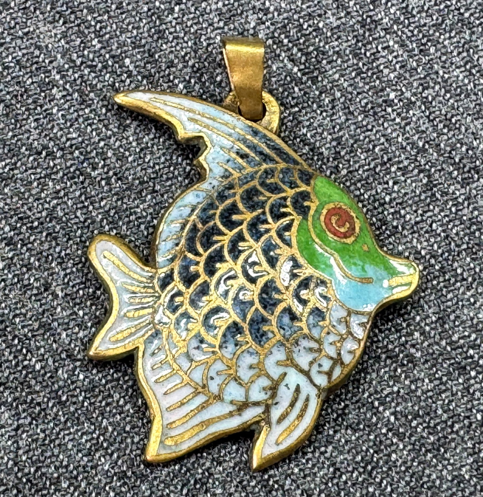Vintage Chinese Cloisonné Enamel Fish Pendant Charm. Double-Sided Puffy Angelfish. *f: Vintage Chinese Cloisonné Enamel Fish Pendant Charm. Double-Sided Puffy Angelfish. Unmarked. For measures please refer to the pictures taken with a measuring tape. Weight: 4 Grams. IN HOUSE FLAT SHIP