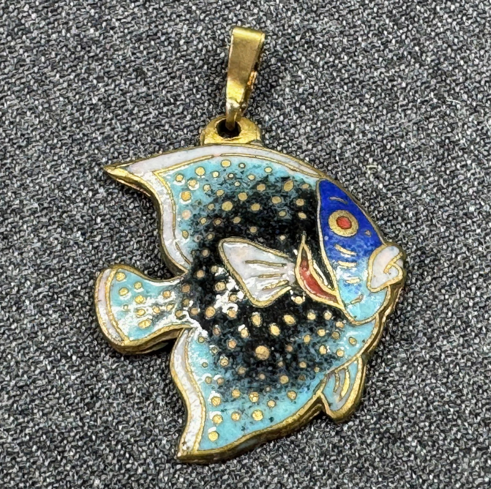 Vintage Chinese Cloisonné Enamel Fish Pendant Charm. Double-Sided Puffy Angelfish. *f: Vintage Chinese Cloisonné Enamel Fish Pendant Charm. Double-Sided Puffy Angelfish. Unmarked. For measures please refer to the pictures taken with a measuring tape. Weight: 5 Grams. IN HOUSE FLAT SHIP