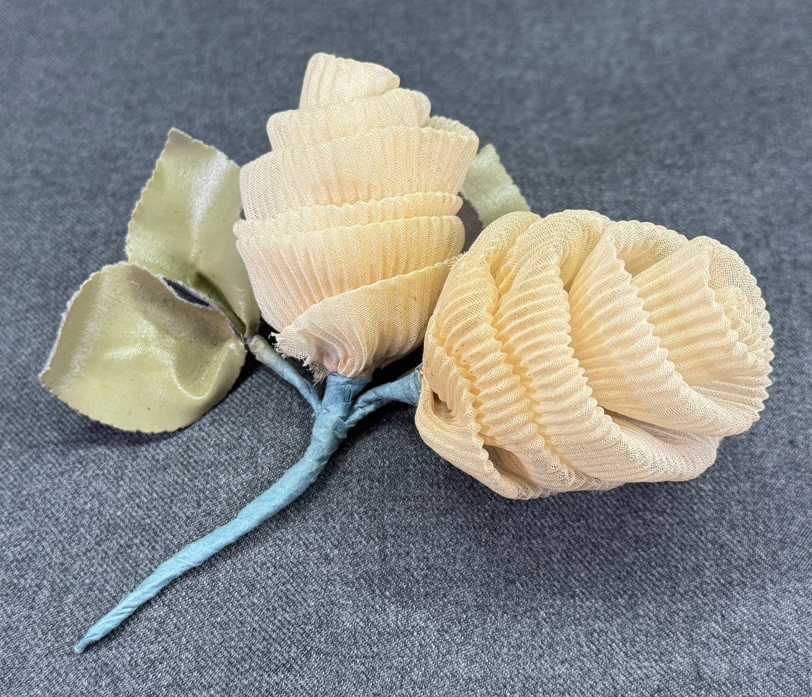 Vintage Millinery Flower Spray. Pleated Fabric Roses & Waxy Leaves *f: Vintage Millinery Flower Spray. Pleated Fabric Roses & Waxy Leaves Unmarked. For measures please refer to the pictures taken with a measuring tape. Weight: 7 Grams. IN HOUSE FLAT SHIPPING & HANDLING C