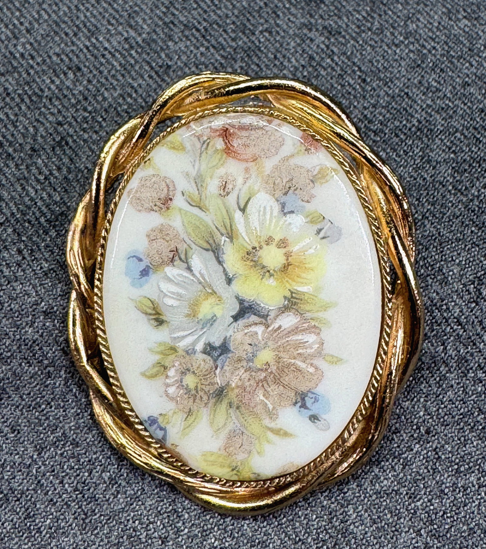 Vintage Porcelain Floral Brooch Pin. Rope-Twist Gold-tone Setting. *f: Vintage Porcelain Floral Brooch Pin. Rope-Twist Gold-tone Setting. Unmarked For measures please refer to the pictures taken with a measuring tape. Weight: 23 Grams. IN HOUSE FLAT SHIPPING & HANDLING C