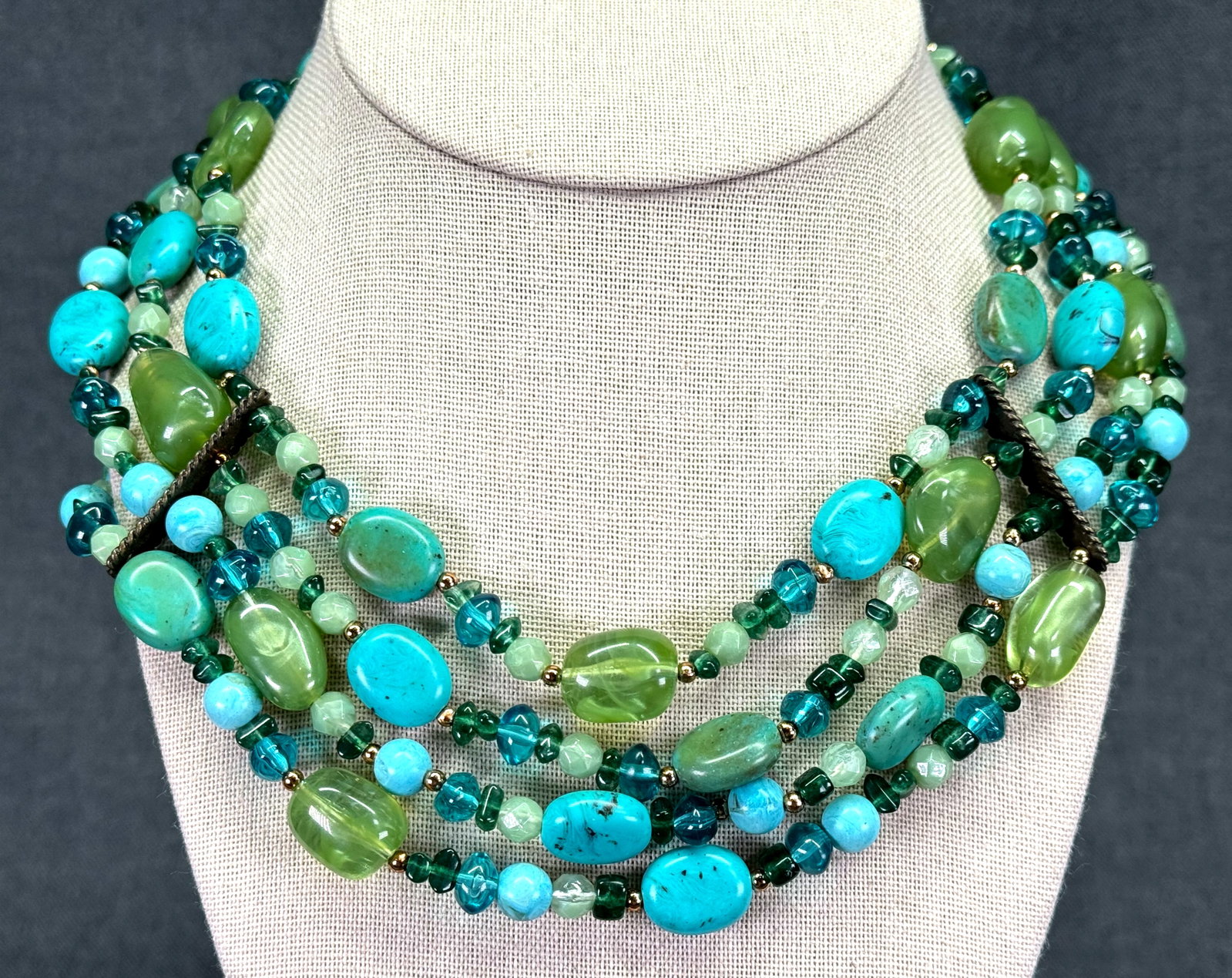 Boho Turquoise & Green Beaded Necklace.Multi-Strand Layered Bib. Plastic, metal. *f: Boho Turquoise & Green Beaded Necklace. Multi-Strand Layered Bib. Plastic, Bronzed metal. Unmarked. For measures please refer to the pictures taken with a measuring tape. Weight: 68 Grams. IN HOUSE FL