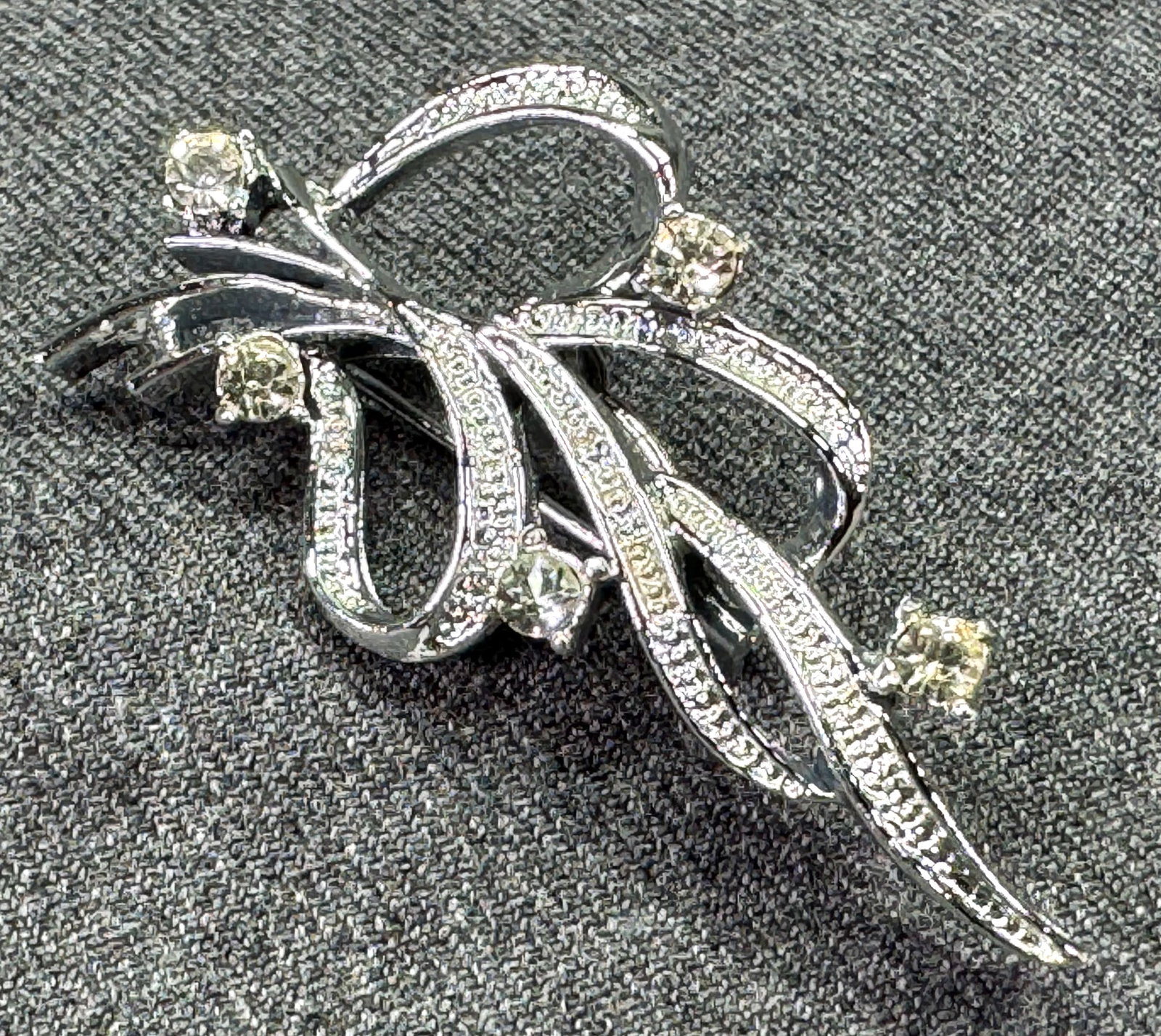 Vintage Gerrys crystals silver-tone brooch pin. *f: Vintage Gerrys crystals silver-tone brooch pin. Marked. For measures please refer to the pictures taken with a measuring tape. Weight: 12 Grams. IN HOUSE FLAT SHIPPING & HANDLING COST WITHIN ALL THE U