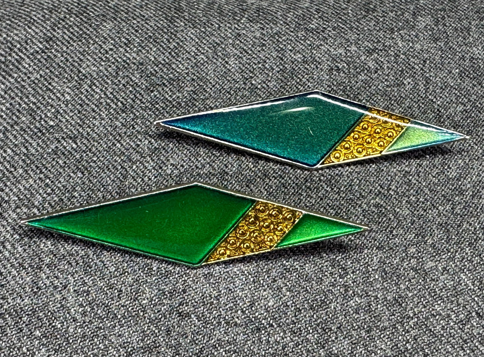 Vintage 1980s Pierre Bex Style Art Deco Revival Brooch Pin. Lot of 2 . *f: Vintage 1980s Pierre Bex Style Art Deco Revival Brooch PIn. Lot of 2. Green Enamel & Gold Tone. Unmarked. For measures please refer to the pictures taken with a measuring tape. Weight: 8 Grams. IN HOU