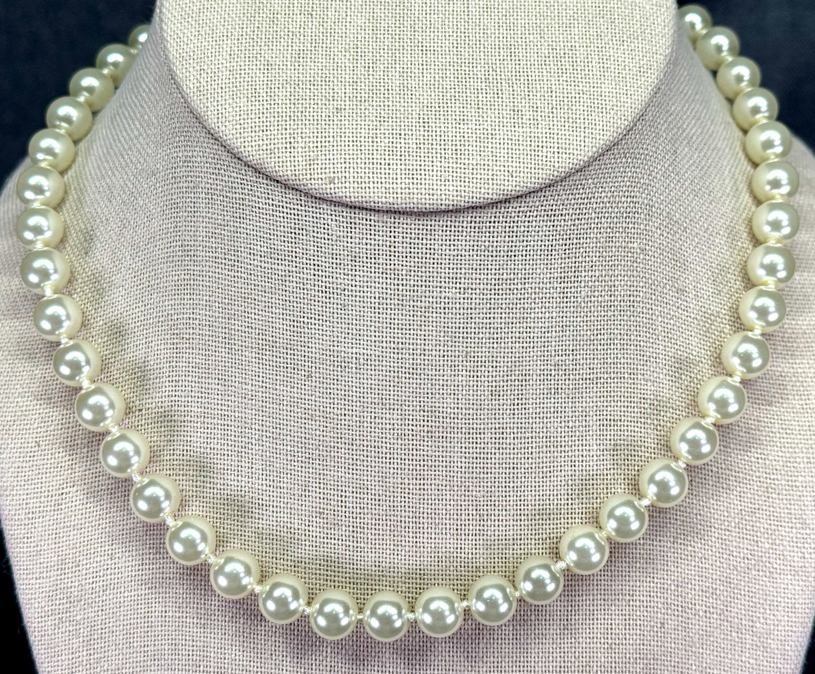 Vintage White Simulated Pearl Necklace. Filigree Fish Clasp Gold-tone. Handknotted. *f: Vintage White Simulated Pearl Necklace. Filigree Fish Clasp Gold-tone. Handknotted. Unmarked. For measures please refer to the pictures taken with a measuring tape. Weight: 25 Grams. IN HOUSE FLAT SHI