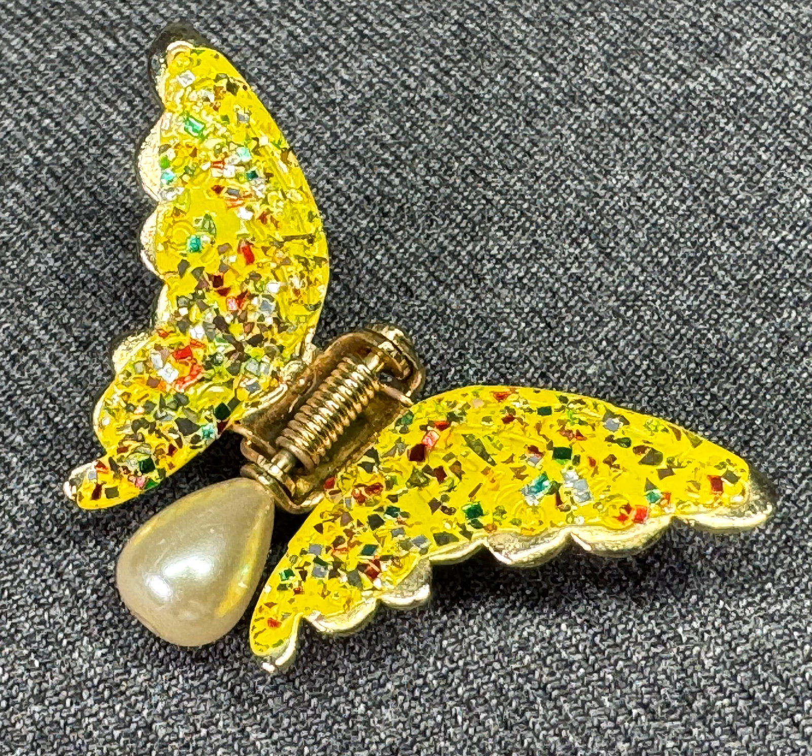 Vintage 90s Moving Wing Butterfly Hair Clip. Yellow Glitter & Pearl. *f: Vintage 90s Moving Wing Butterfly Hair Clip. Yellow Glitter & Pearl. Unmarked. For measures please refer to the pictures taken with a measuring tape. Weight: 5 Grams. IN HOUSE FLAT SHIPPING & HANDLING