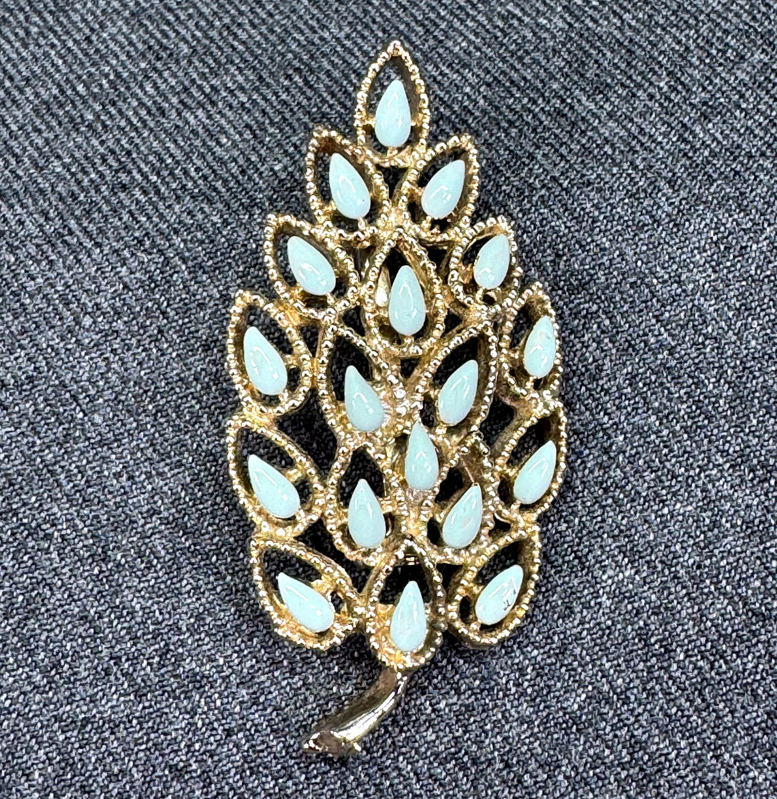 Vintage Gerry's Gold-tone Aqua Enamel Leaf Brooch Pin. *f: Vintage Gerry's Gold-tone Aqua Enamel Leaf Brooch Pin.Marked For measures please refer to the pictures taken with a measuring tape. Weight: 18 Grams. IN HOUSE FLAT SHIPPING & HANDLING COST WITHIN ALL 