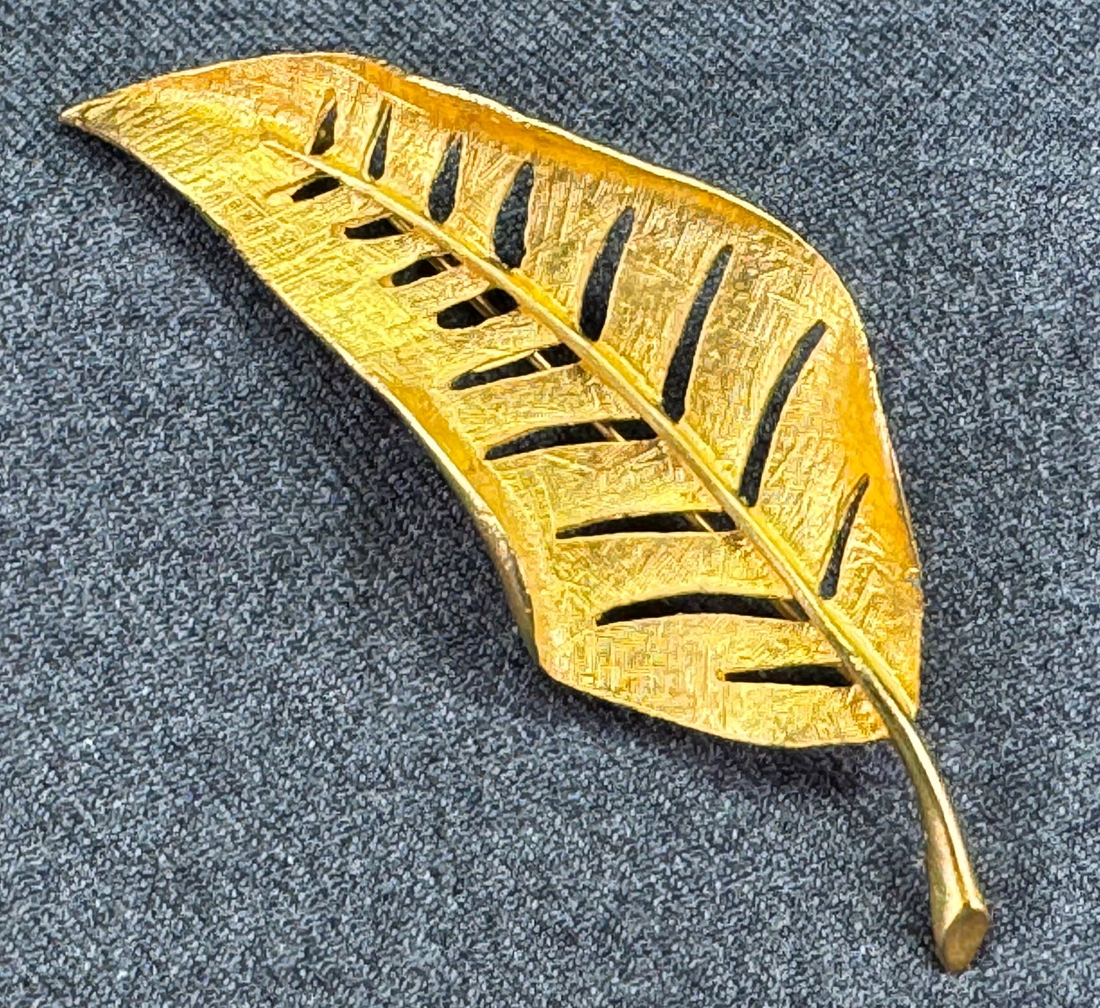 Vintage Trifari Style Leaf Brooch Pin. Textured gold-tone. *f: Vintage Trifari Style Leaf Brooch Pin. Textured gold-tone. Unmarked. For measures please refer to the pictures taken with a measuring tape. Weight: 9 Grams. IN HOUSE FLAT SHIPPING & HANDLING COST WITH