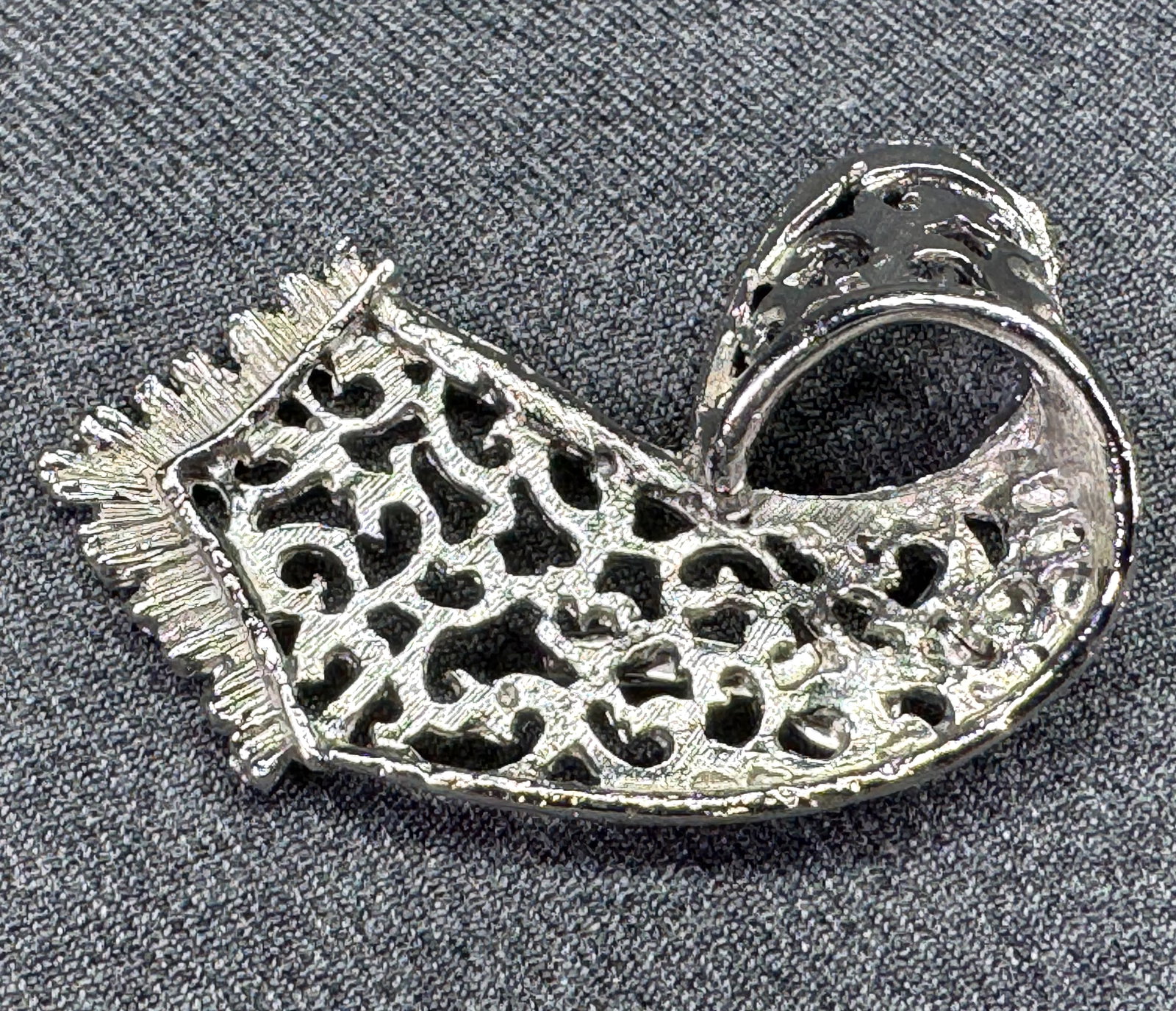 Vintage Openwork Scroll Brooch Pin. Textured Silver-tone. *f: Vintage Openwork Scroll Brooch Pin. Textured Silver-tone. Unmarked For measures please refer to the pictures taken with a measuring tape. Weight: 18 Grams. IN HOUSE FLAT SHIPPING & HANDLING COST WITHI