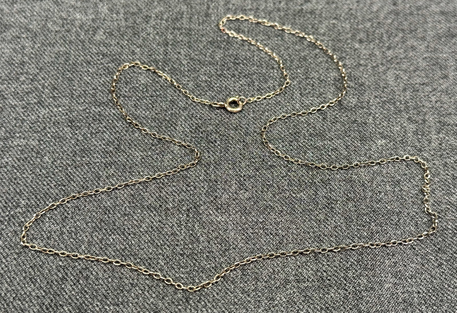 Vintage Sterling silver chain necklace. *f: Vintage Sterling silver chain necklace. Unmarked. For measures please refer to the pictures taken with a measuring tape. Weight: 1.06 Grams. IN HOUSE FLAT SHIPPING & HANDLING COST WITHIN ALL THE U.S. 