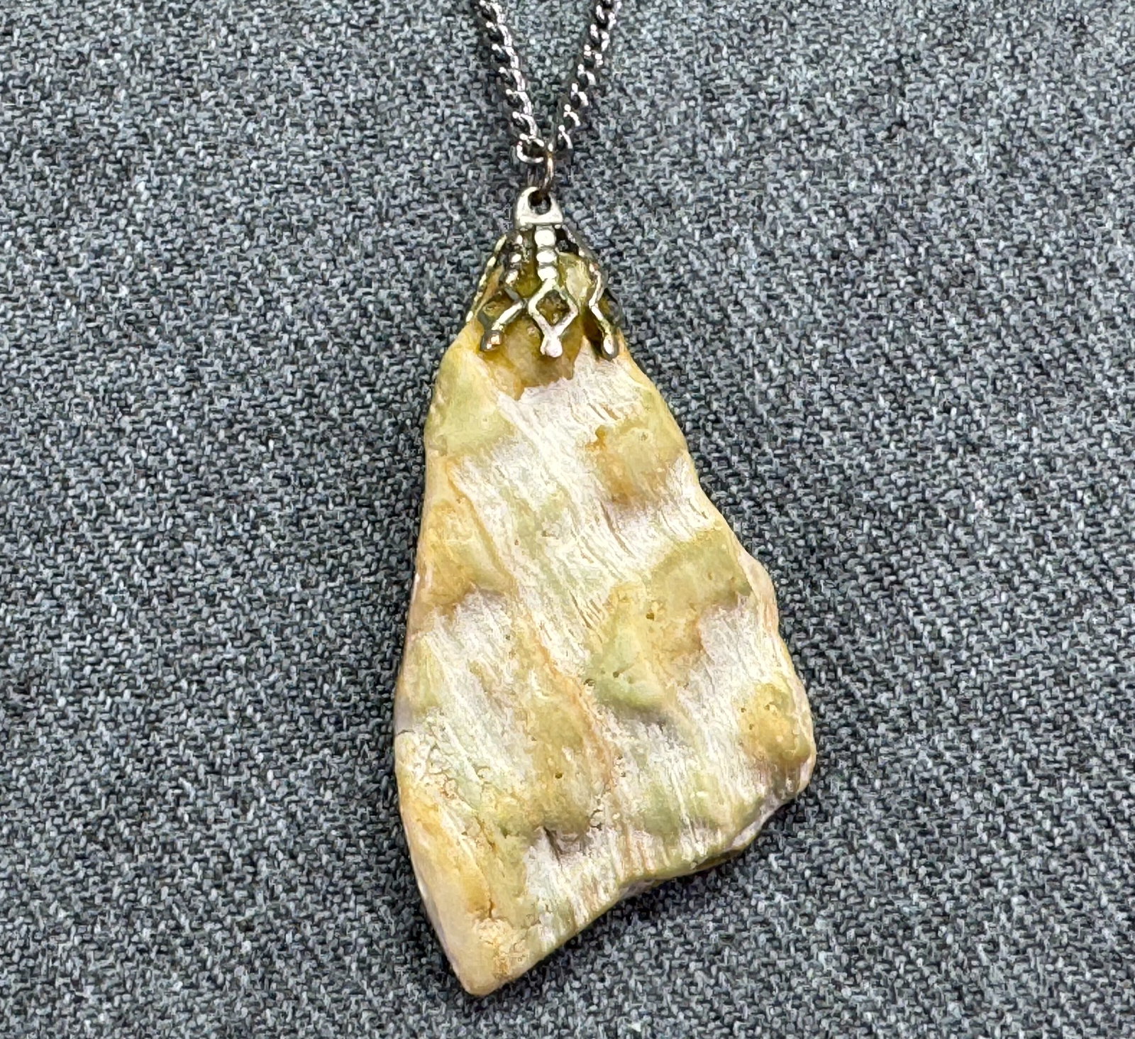 Vintage abalone shell pendant necklace. Silver-toned chain. *f: Vintage abalone shell pendant necklace. Silver-toned chain. Unmarked. For measures please refer to the pictures taken with a measuring tape. Weight: 12 Grams. IN HOUSE FLAT SHIPPING & HANDLING COST WI