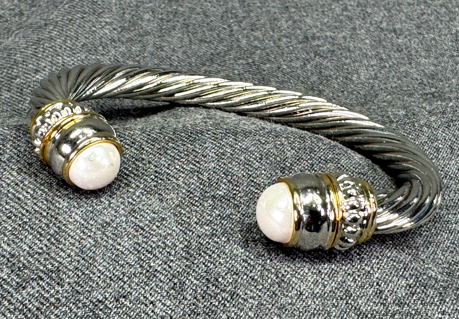 Vintage two tone pearly accent cable cuff bracelet. *f: Vintage two tone pearly accent cable cuff bracelet. Unmarked. For measures please refer to the pictures taken with a measuring tape. Weight: 43 Grams. IN HOUSE FLAT SHIPPING & HANDLING COST WITHIN ALL